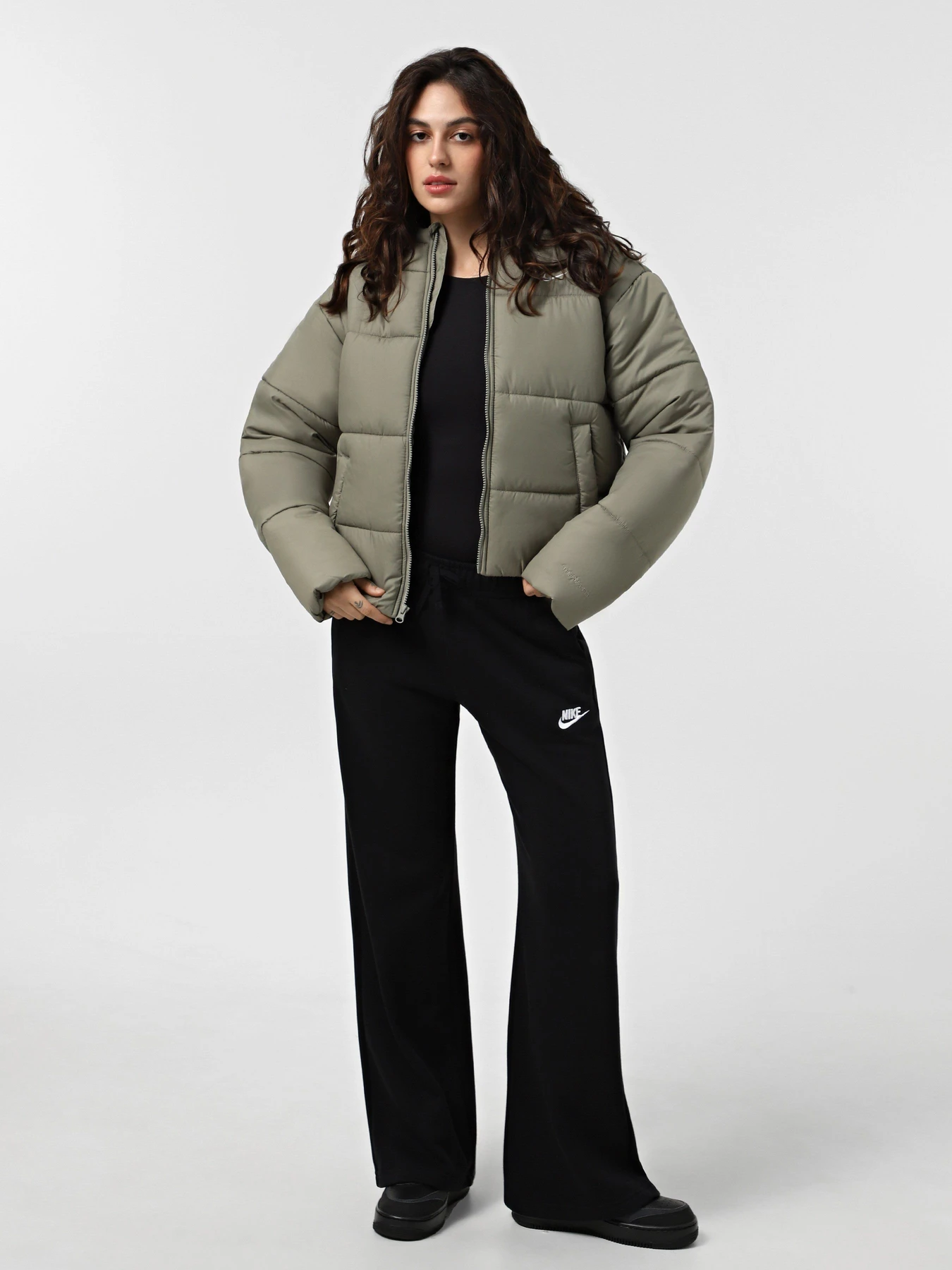 Куртки и дубленки NIKE SPORTSWEAR CLASSIC PUFFER THER модель FZ5899-321 Куртки и дубленки NIKE SPORTSWEAR CLASSIC PUFFER THER модель FZ5899-321 Фото