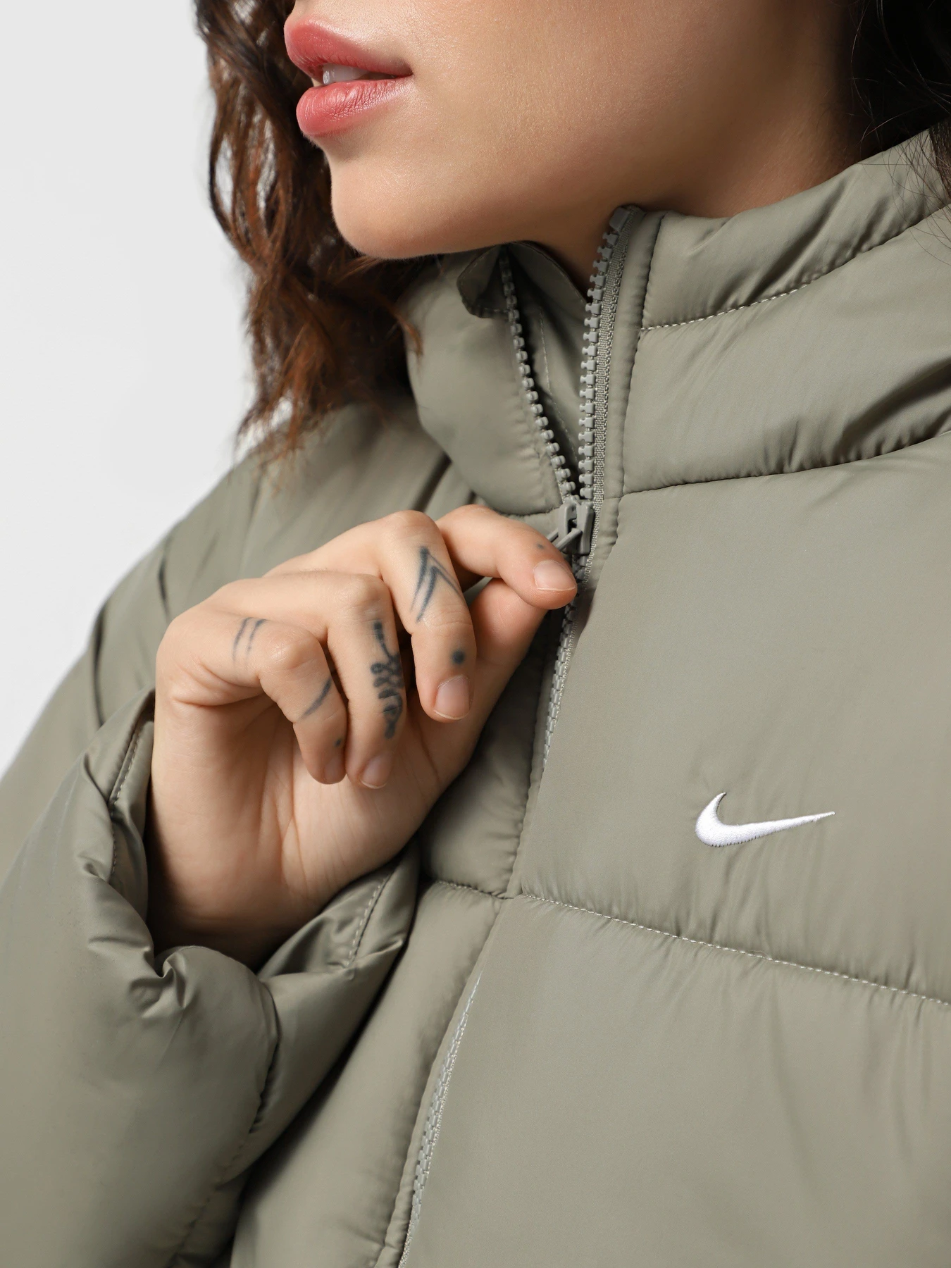 Куртки и дубленки NIKE SPORTSWEAR CLASSIC PUFFER THER модель FZ5899-321 Куртки и дубленки NIKE SPORTSWEAR CLASSIC PUFFER THER модель FZ5899-321 Фото