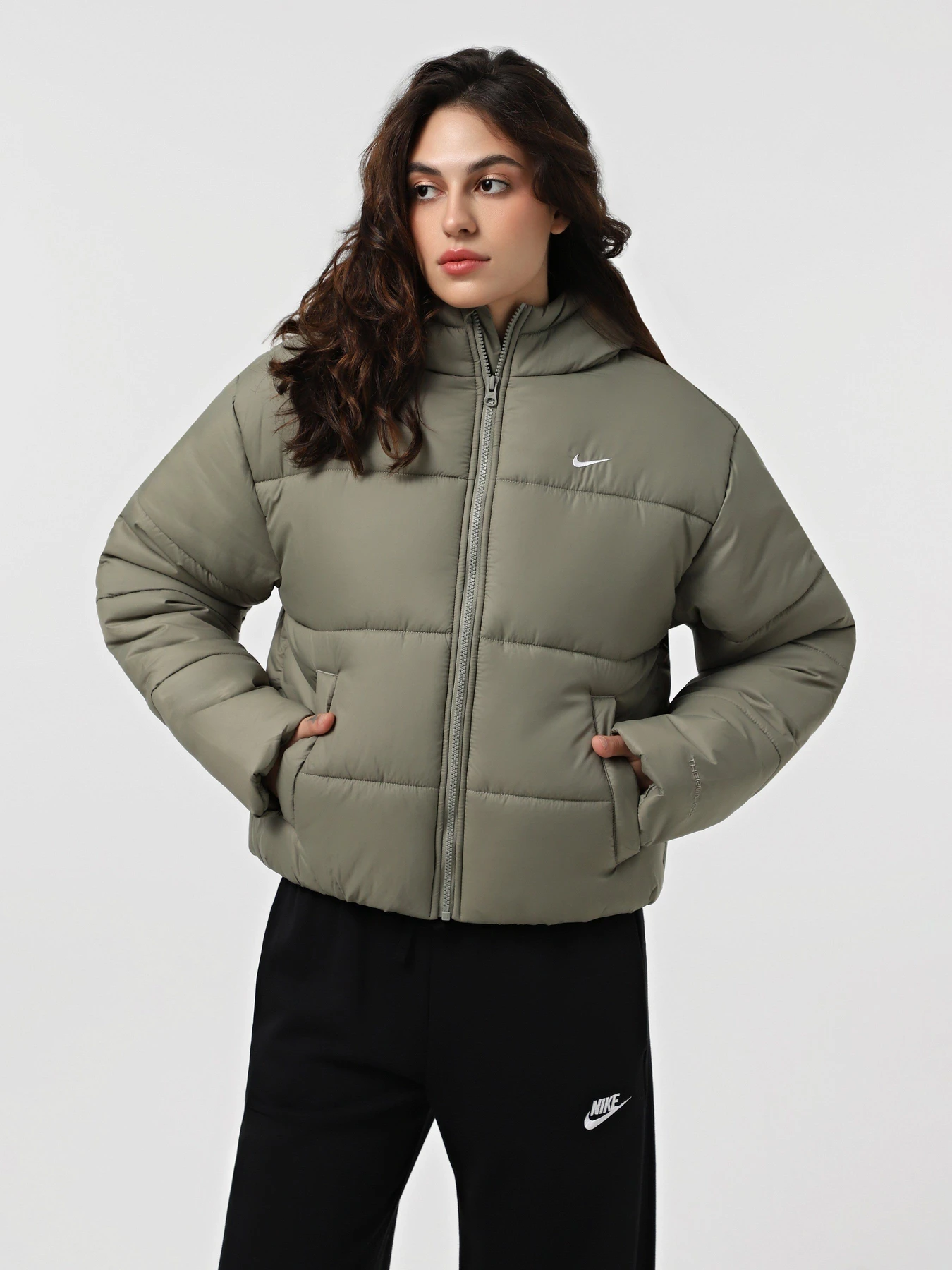 Куртки и дубленки NIKE SPORTSWEAR CLASSIC PUFFER THER модель FZ5899-321 Куртки и дубленки NIKE SPORTSWEAR CLASSIC PUFFER THER модель FZ5899-321 Фото