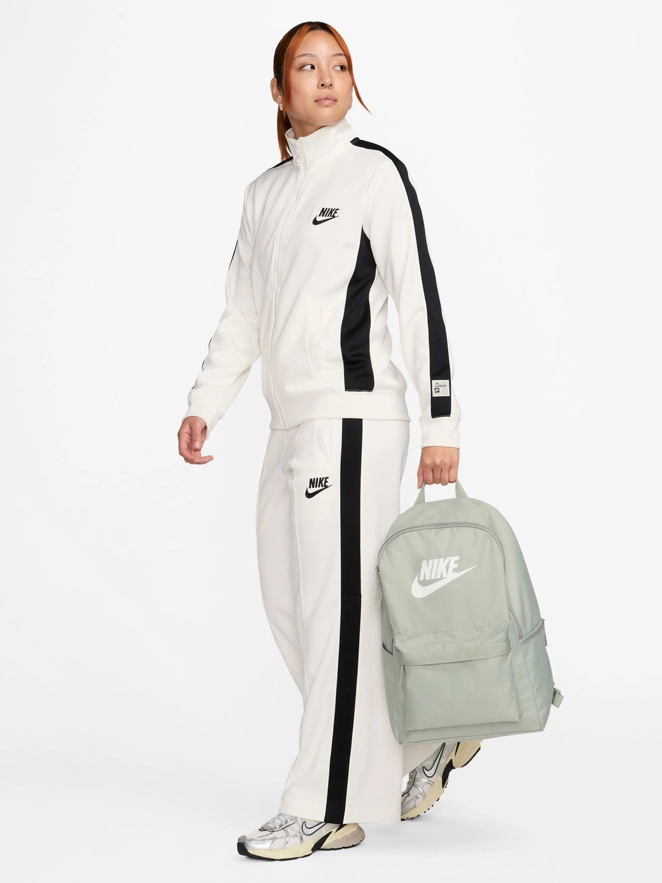 Рюкзаки NIKE HERITAGE 25L модель DC4244-370 Рюкзаки NIKE HERITAGE 25L модель DC4244-370 Фото