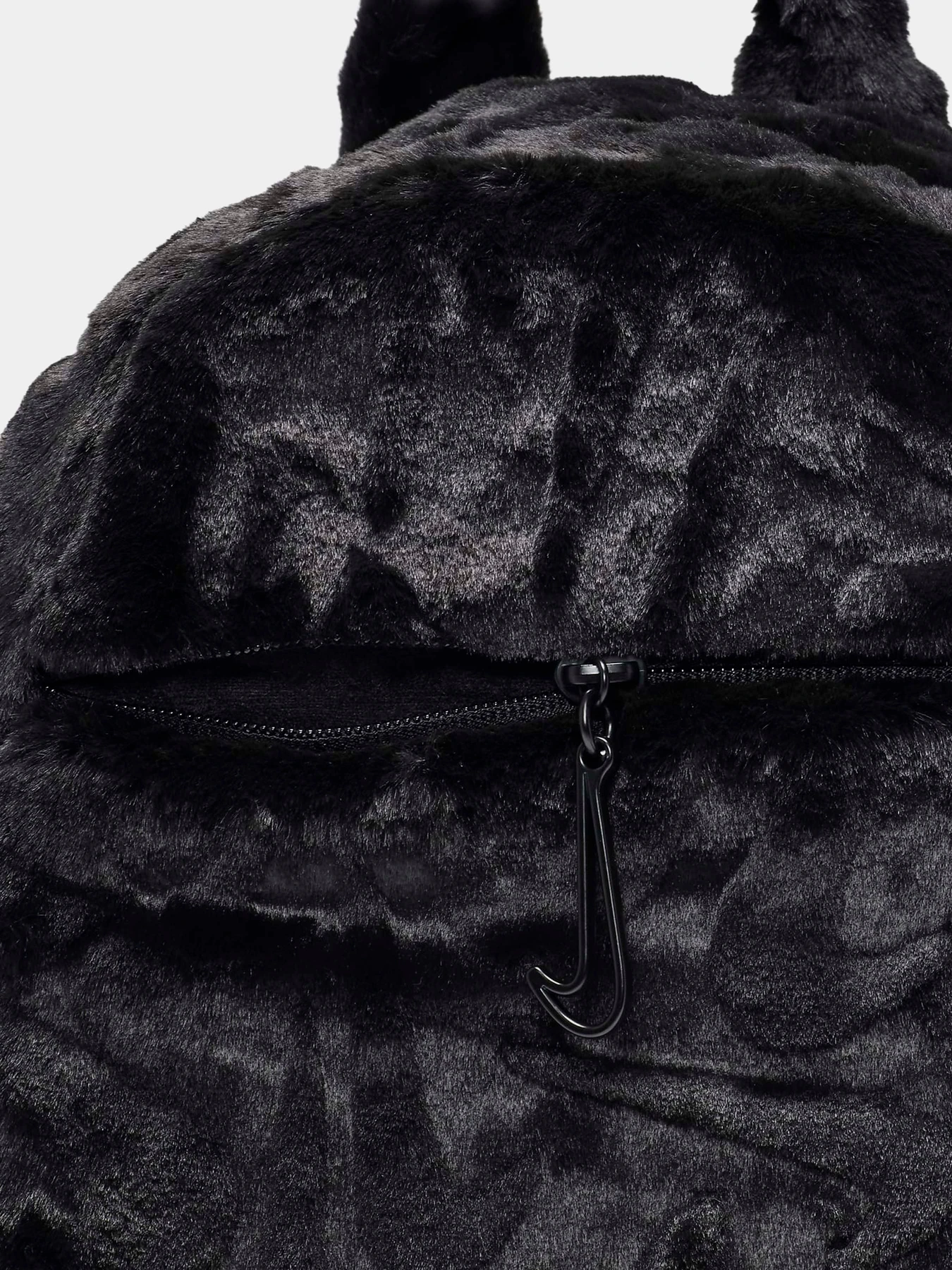 Рюкзаки NIKE SPORTSWEAR FUTURA FAUX FUR MIN модель FZ1328-010 Рюкзаки NIKE SPORTSWEAR FUTURA FAUX FUR MIN модель FZ1328-010 Фото