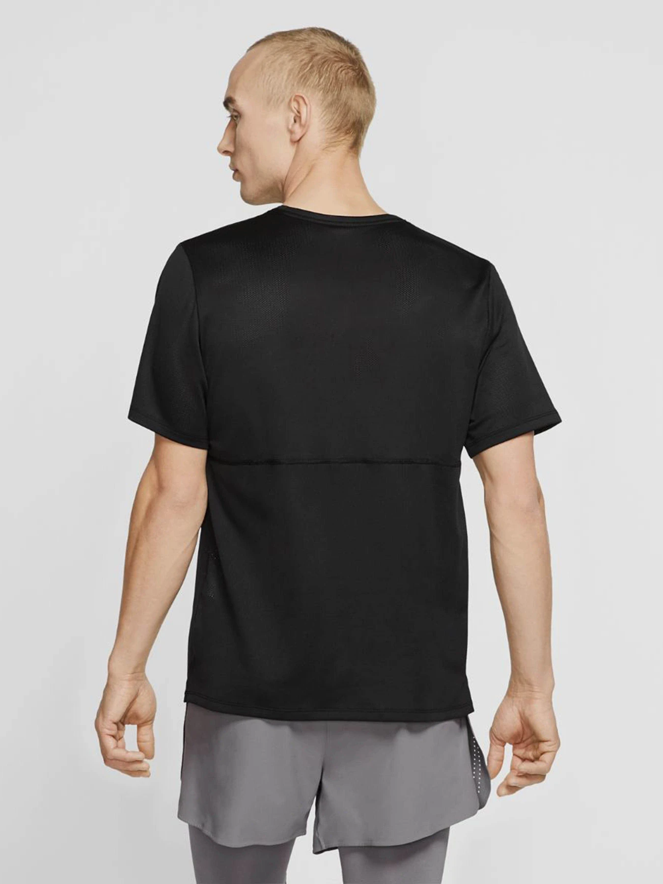 Футболки и поло NIKE Breathe Top модель CJ5332-010 Футболки и поло NIKE Breathe Top модель CJ5332-010 Фото