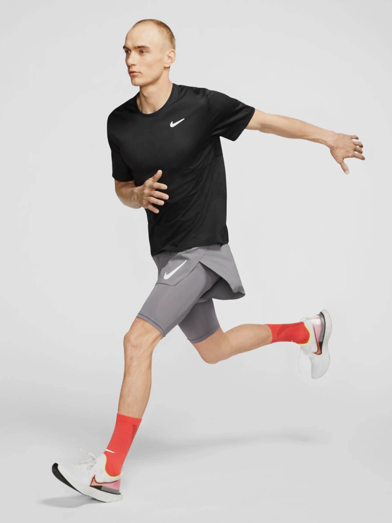 Футболки и поло NIKE Breathe Top модель CJ5332-010 Футболки и поло NIKE Breathe Top модель CJ5332-010 Фото