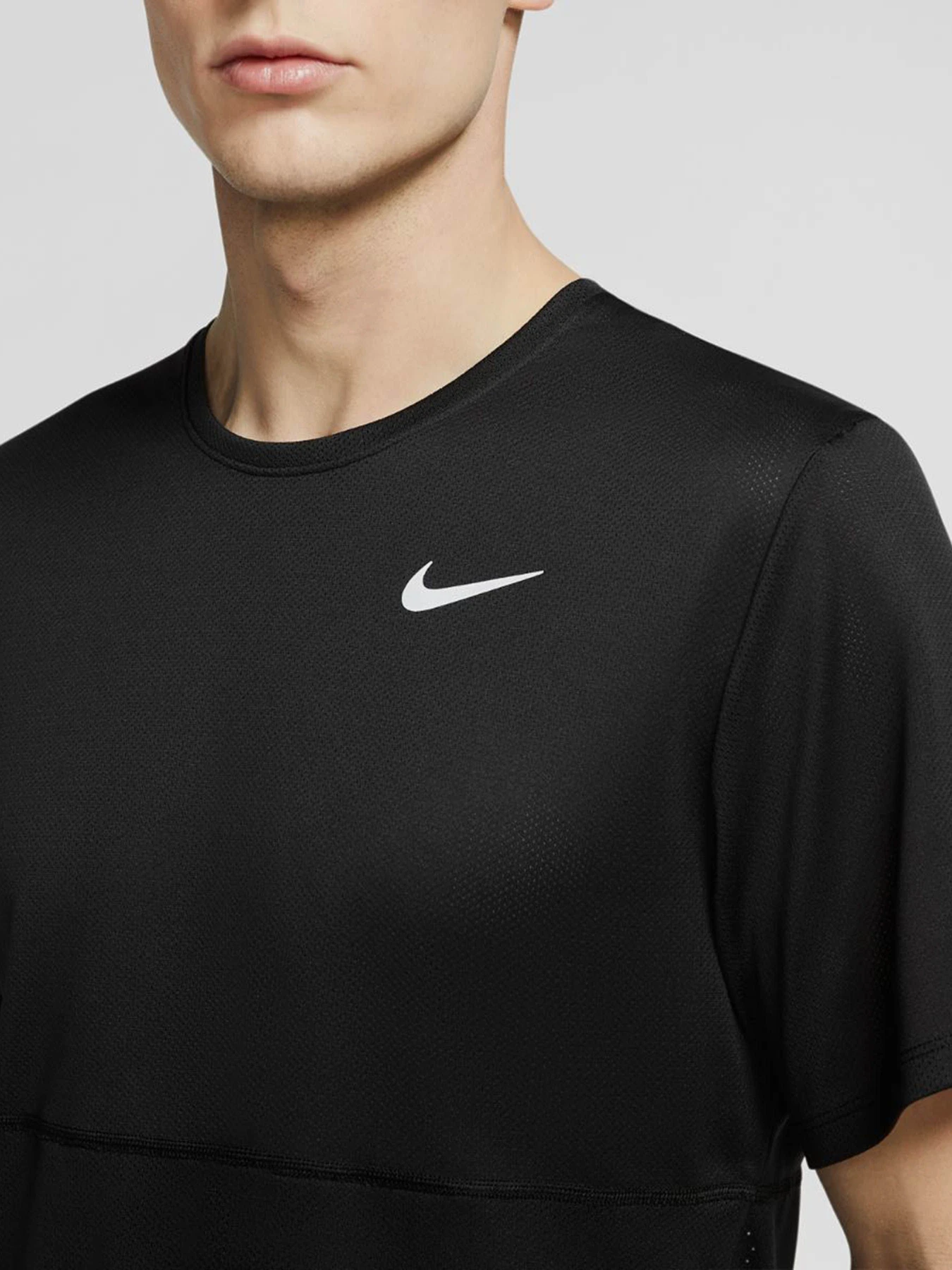 Футболки и поло NIKE Breathe Top модель CJ5332-010 Футболки и поло NIKE Breathe Top модель CJ5332-010 Фото