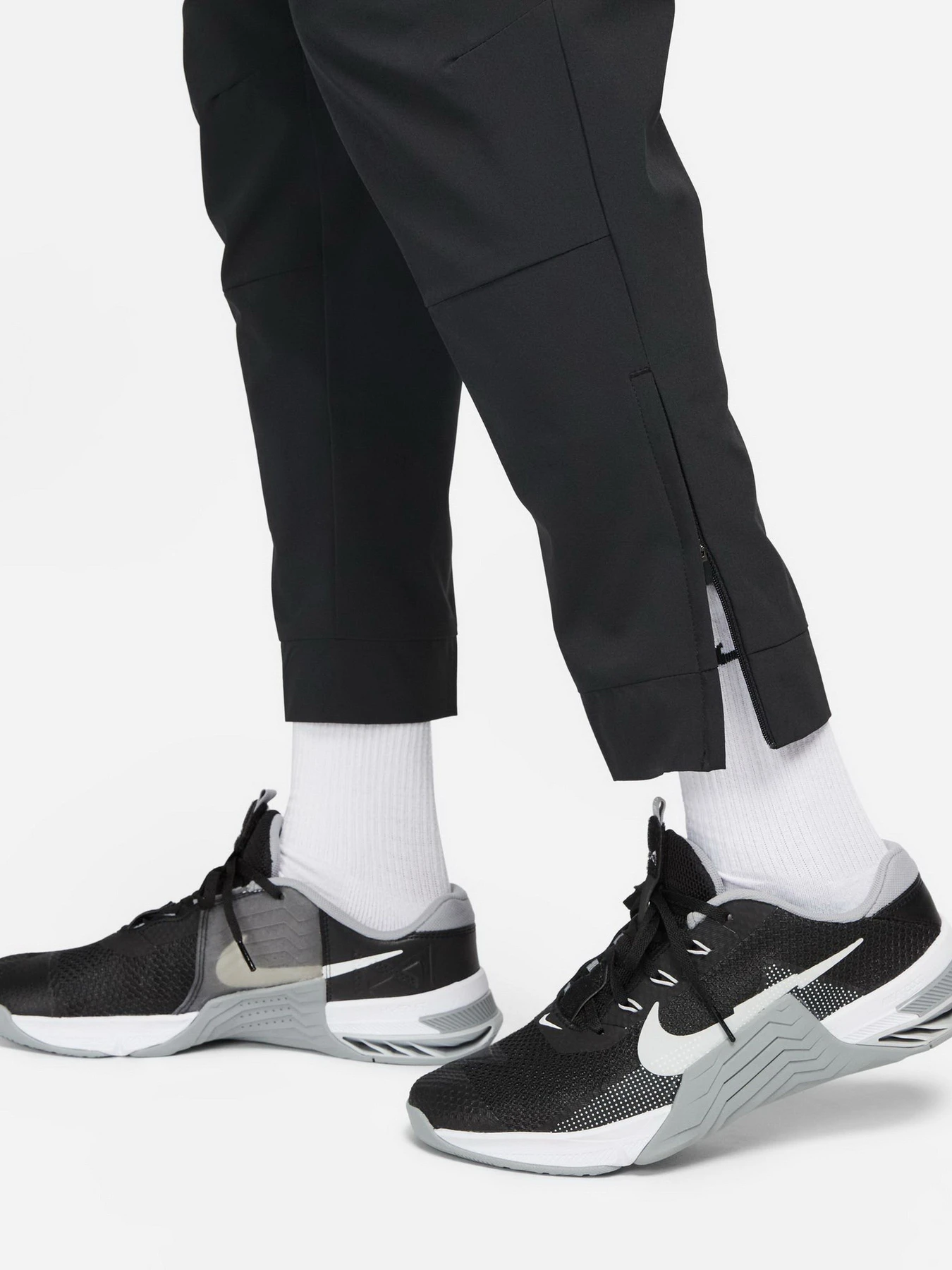 Брюки NIKE DRI-FIT UNLIMITED PANT TAPERED модель FB7548-010 Брюки NIKE DRI-FIT UNLIMITED PANT TAPERED модель FB7548-010 Фото