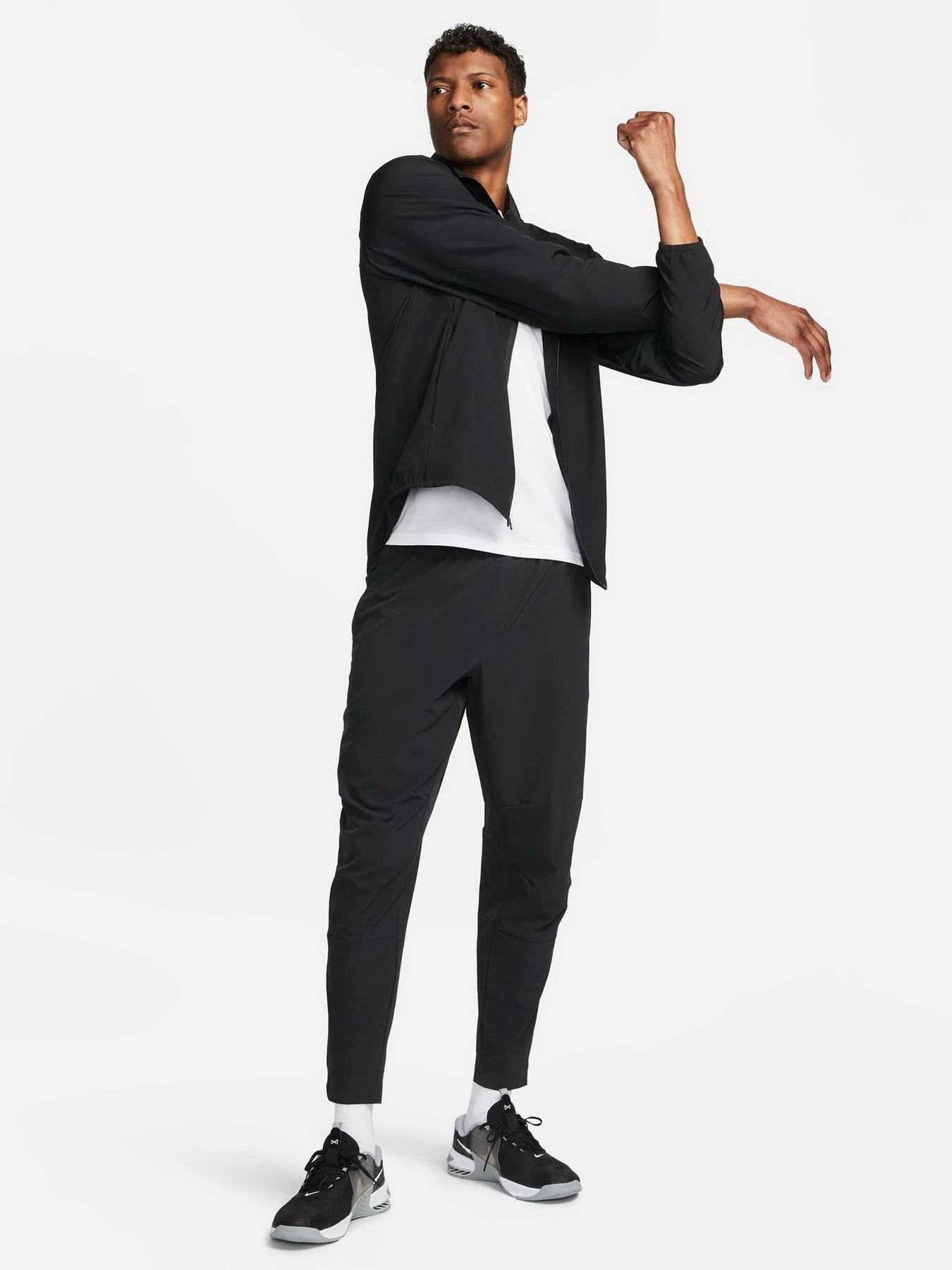 Брюки NIKE DRI-FIT UNLIMITED PANT TAPERED модель FB7548-010 Брюки NIKE DRI-FIT UNLIMITED PANT TAPERED модель FB7548-010 Фото