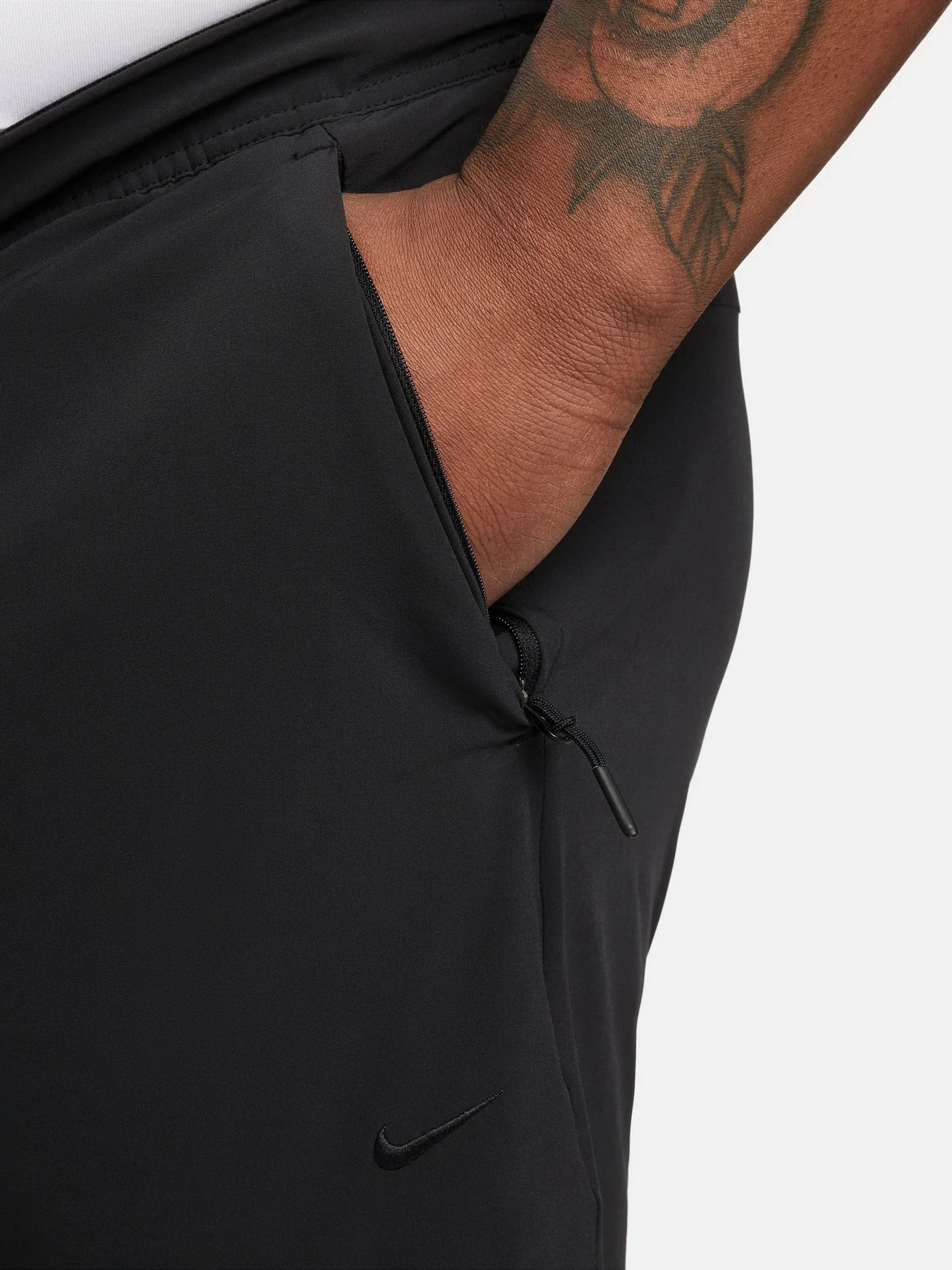 Брюки NIKE DRI-FIT UNLIMITED PANT TAPERED модель FB7548-010 Брюки NIKE DRI-FIT UNLIMITED PANT TAPERED модель FB7548-010 Фото