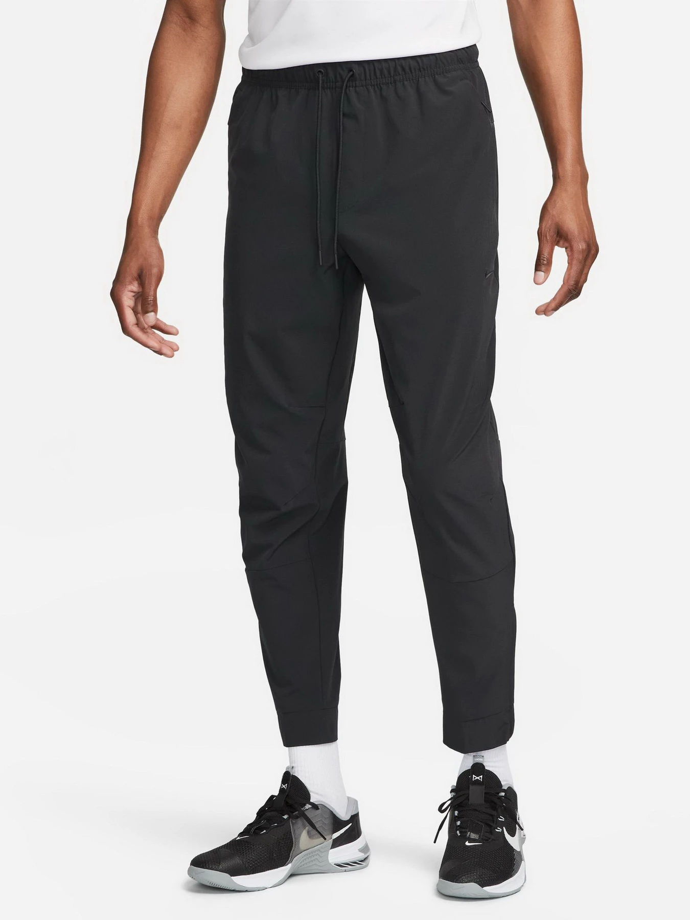 Брюки NIKE DRI-FIT UNLIMITED PANT TAPERED модель FB7548-010 Брюки NIKE DRI-FIT UNLIMITED PANT TAPERED модель FB7548-010 Фото