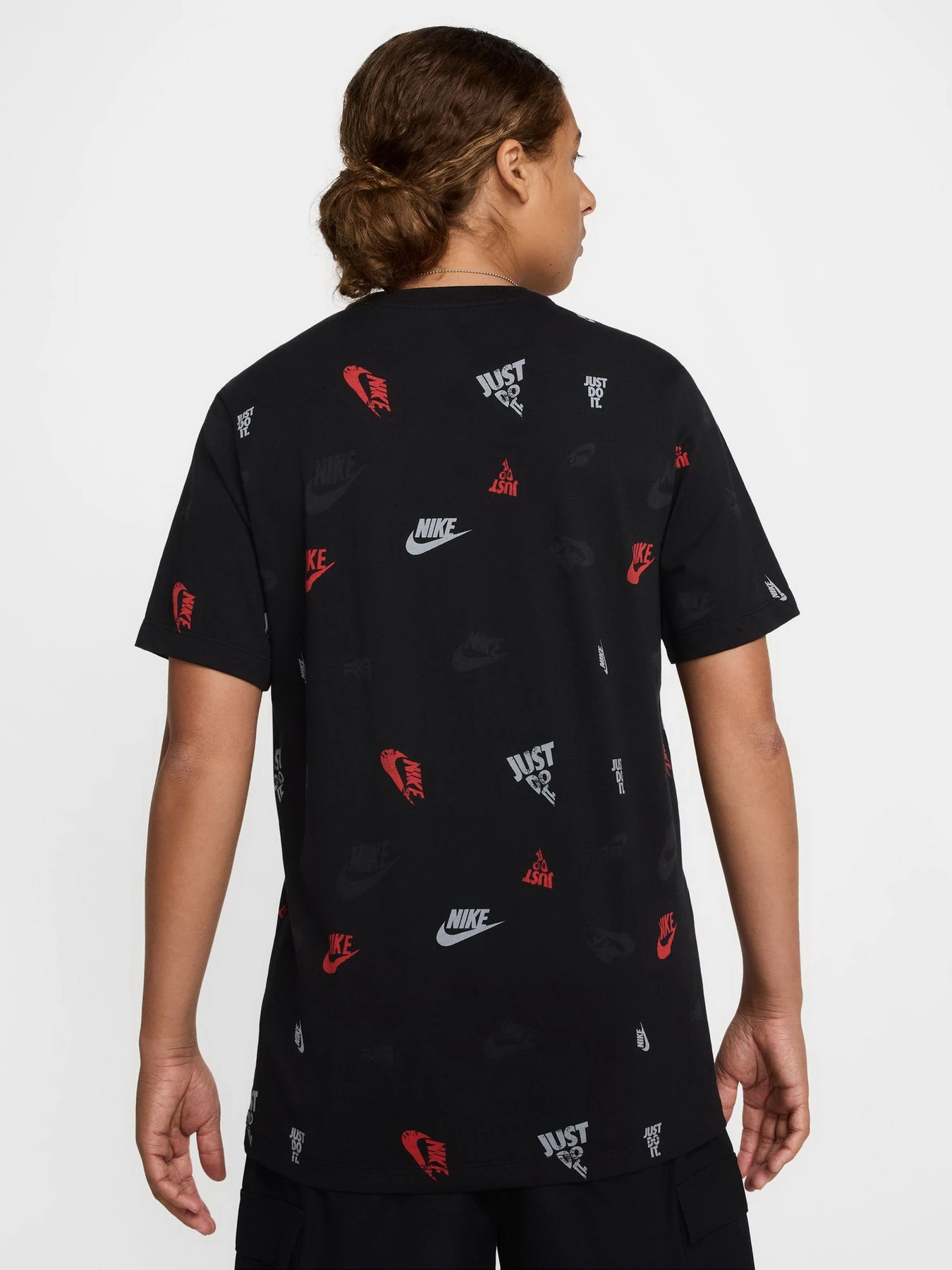 Футболки і поло NIKE SPORTSWEAR модель HJ0561-010 Футболки і поло NIKE SPORTSWEAR модель HJ0561-010 Фото