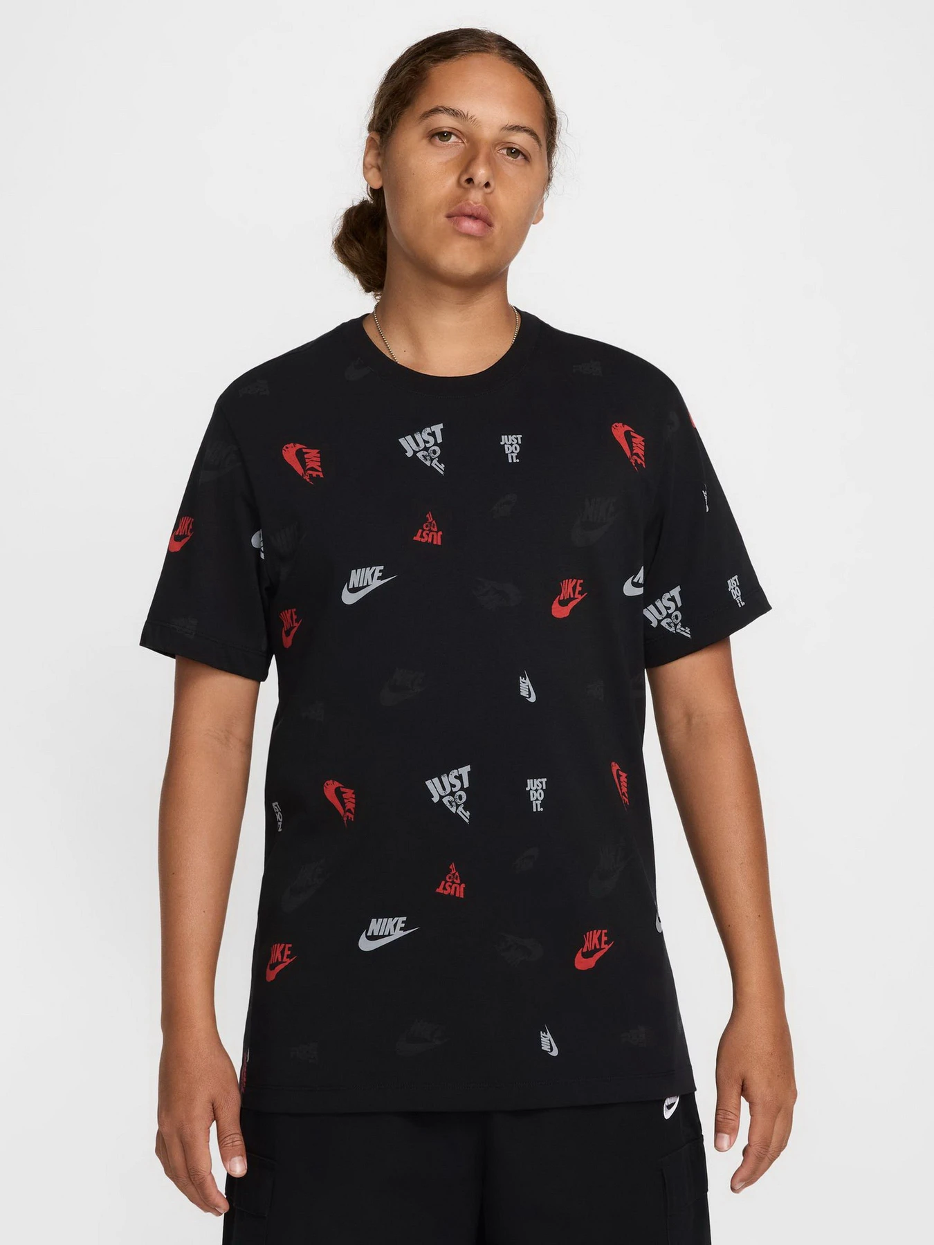 Футболки і поло NIKE SPORTSWEAR модель HJ0561-010 Футболки і поло NIKE SPORTSWEAR модель HJ0561-010 Фото