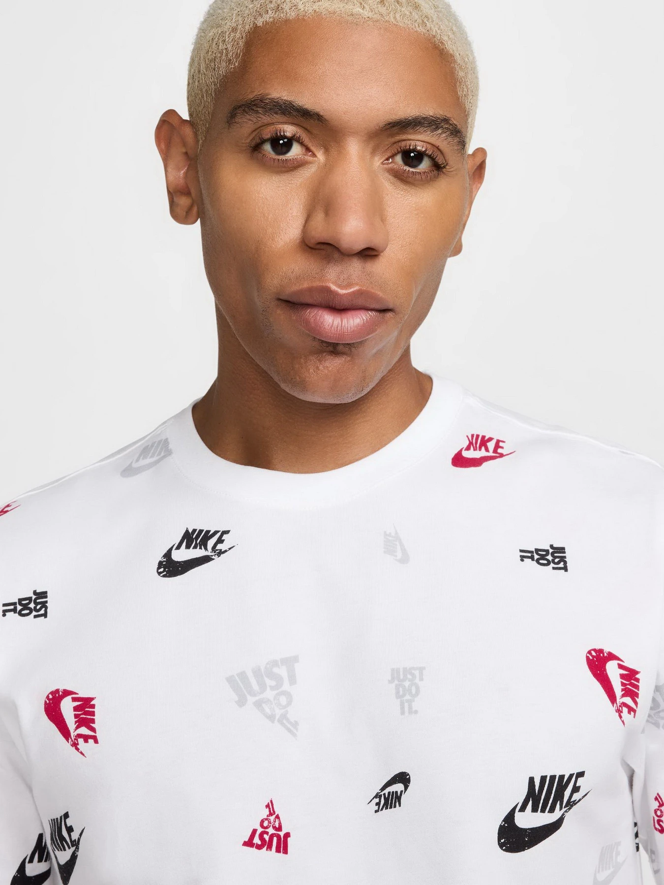 Футболки и поло NIKE SPORTSWEAR модель HJ0561-100 Футболки и поло NIKE SPORTSWEAR модель HJ0561-100 Фото