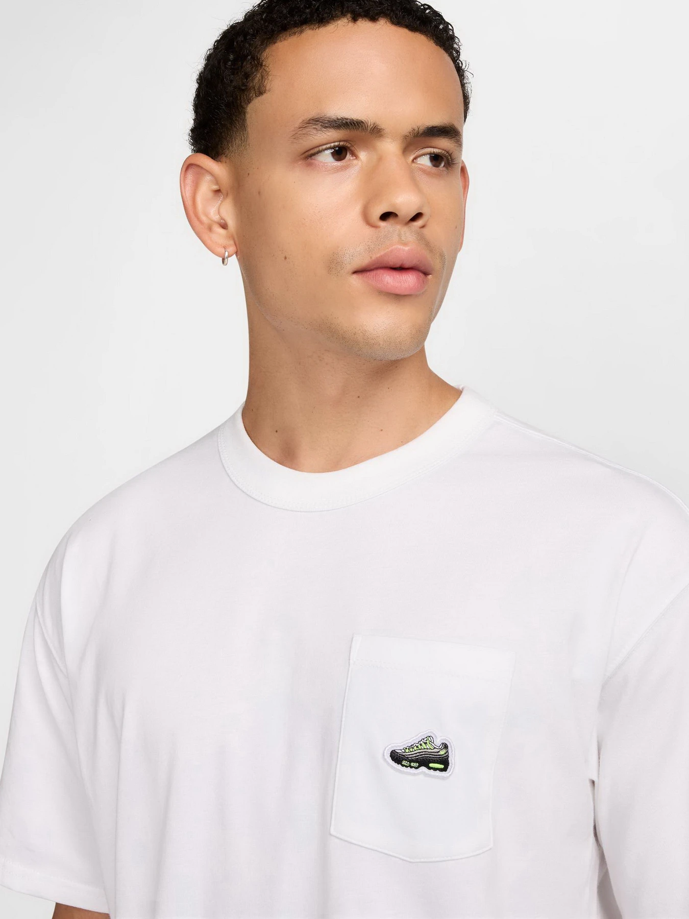 Футболки и поло NIKE SPORTSWEAR MAX 90 SNEAKER PATC модель HJ0574-100 Футболки и поло NIKE SPORTSWEAR MAX 90 SNEAKER PATC модель HJ0574-100 Фото