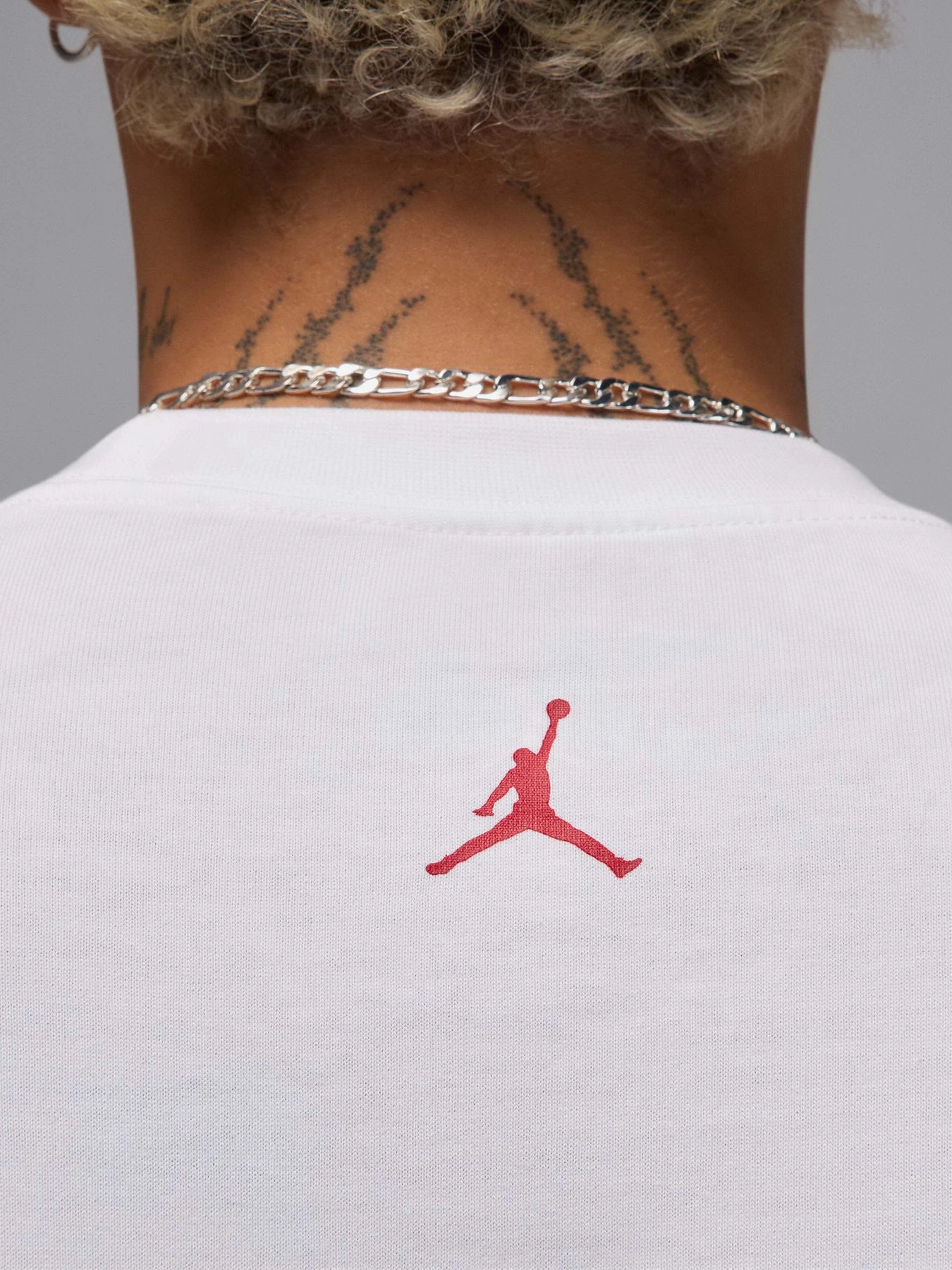 Футболки и поло NIKE JORDAN SNEAKER PATCH модель HJ2326-100 Фото