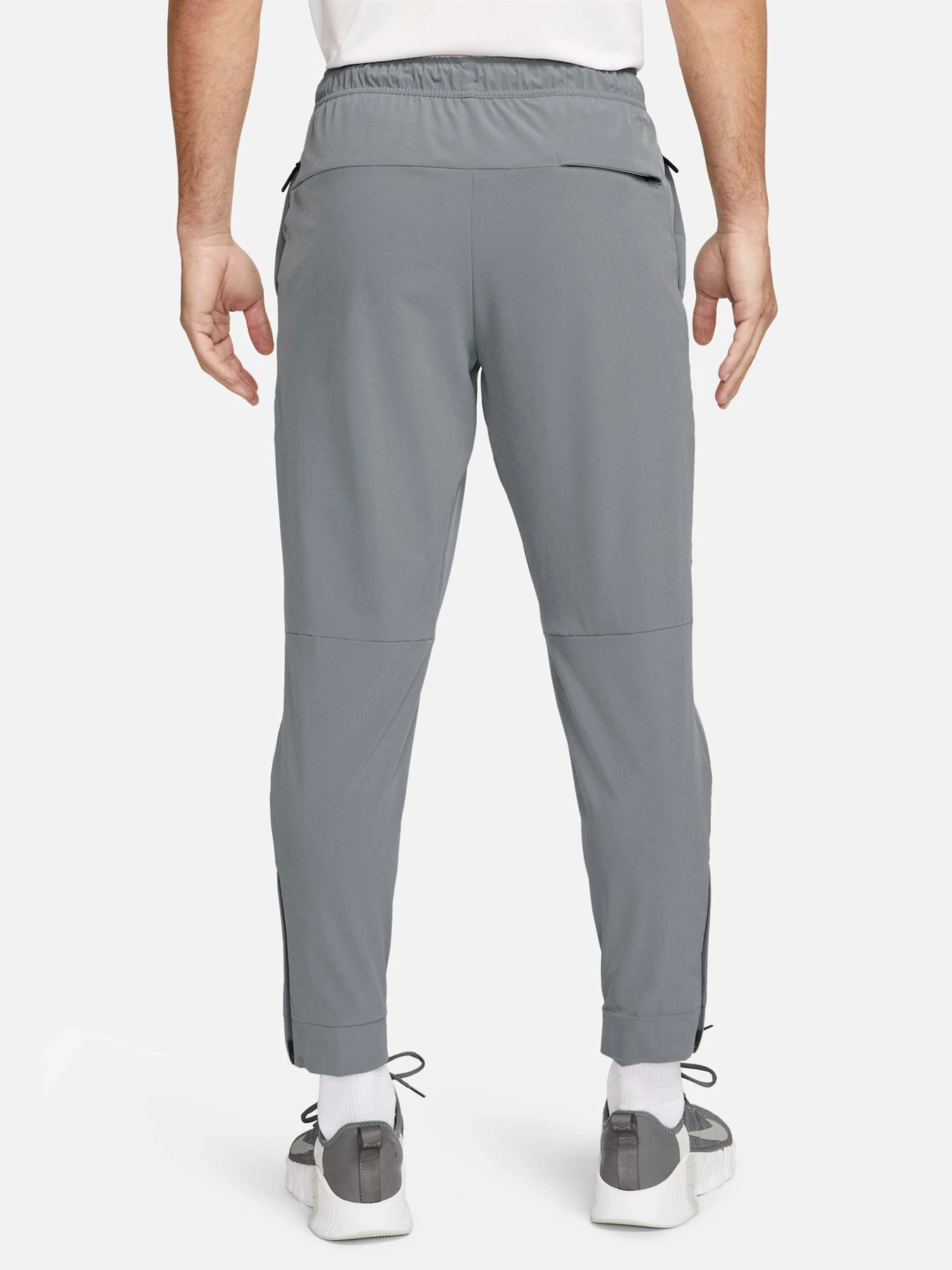 Брюки NIKE DRI-FIT UNLIMITED TAPERED LEG модель FB7548-084 Брюки NIKE DRI-FIT UNLIMITED TAPERED LEG модель FB7548-084 Фото