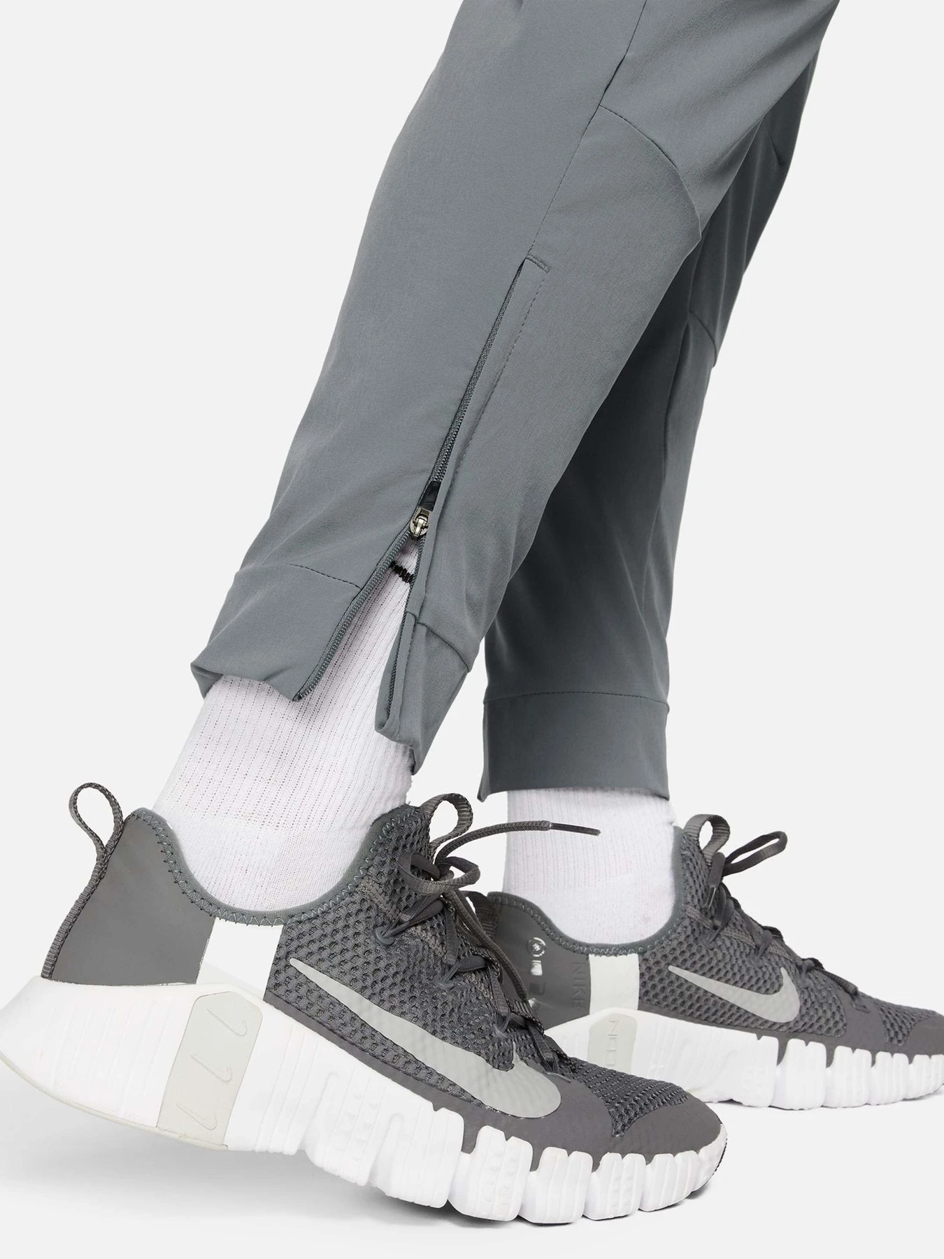 Брюки NIKE DRI-FIT UNLIMITED TAPERED LEG модель FB7548-084 Брюки NIKE DRI-FIT UNLIMITED TAPERED LEG модель FB7548-084 Фото