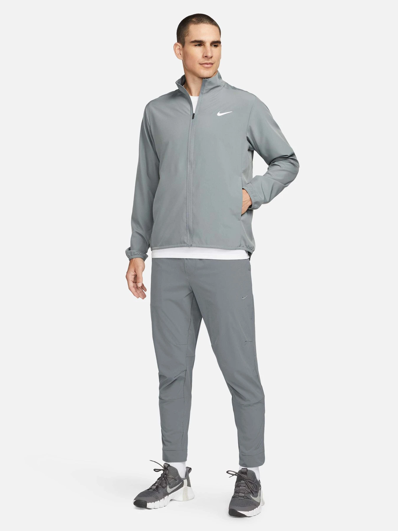 Брюки NIKE DRI-FIT UNLIMITED TAPERED LEG модель FB7548-084 Брюки NIKE DRI-FIT UNLIMITED TAPERED LEG модель FB7548-084 Фото
