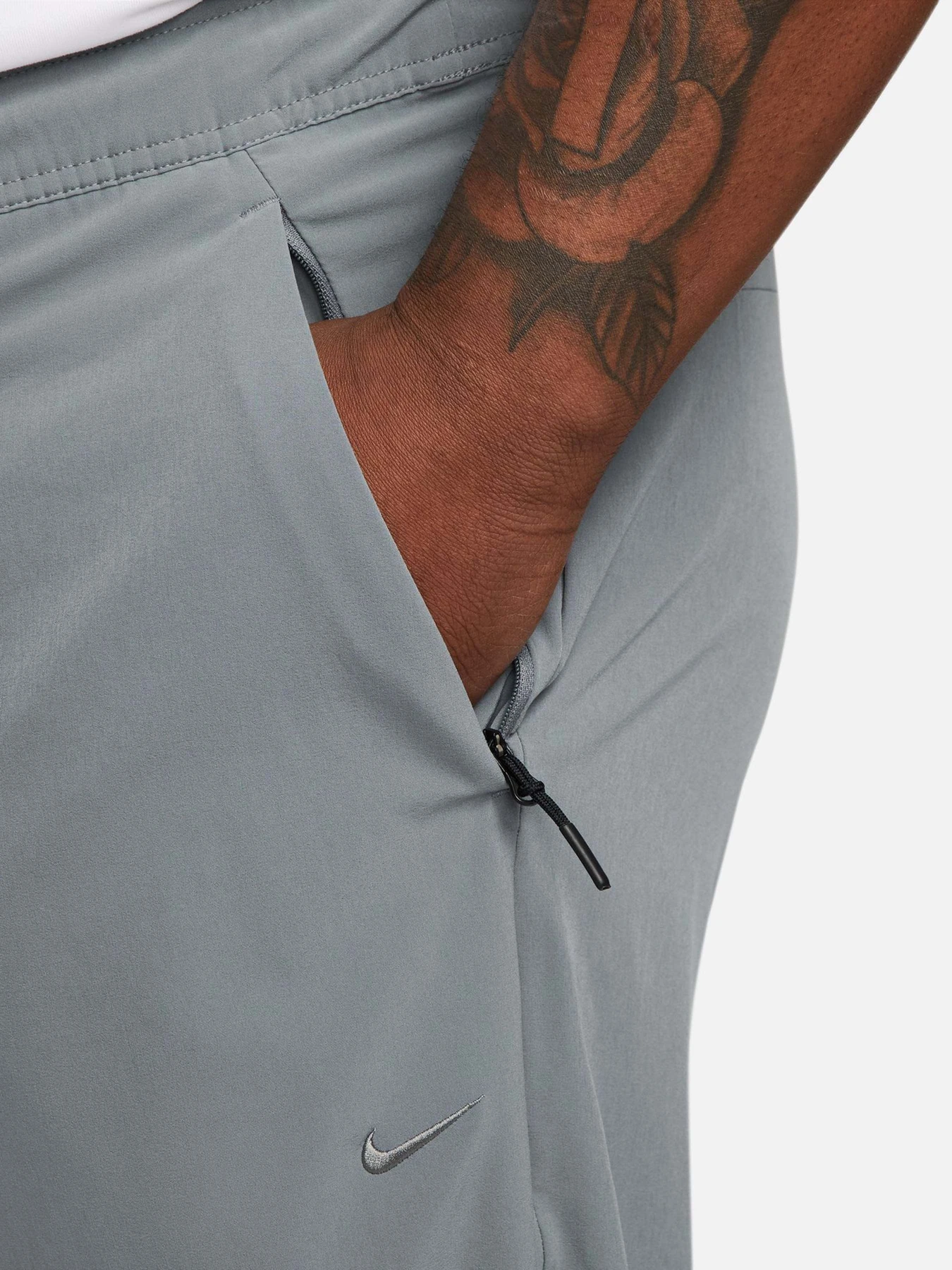 Брюки NIKE DRI-FIT UNLIMITED TAPERED LEG модель FB7548-084 Брюки NIKE DRI-FIT UNLIMITED TAPERED LEG модель FB7548-084 Фото