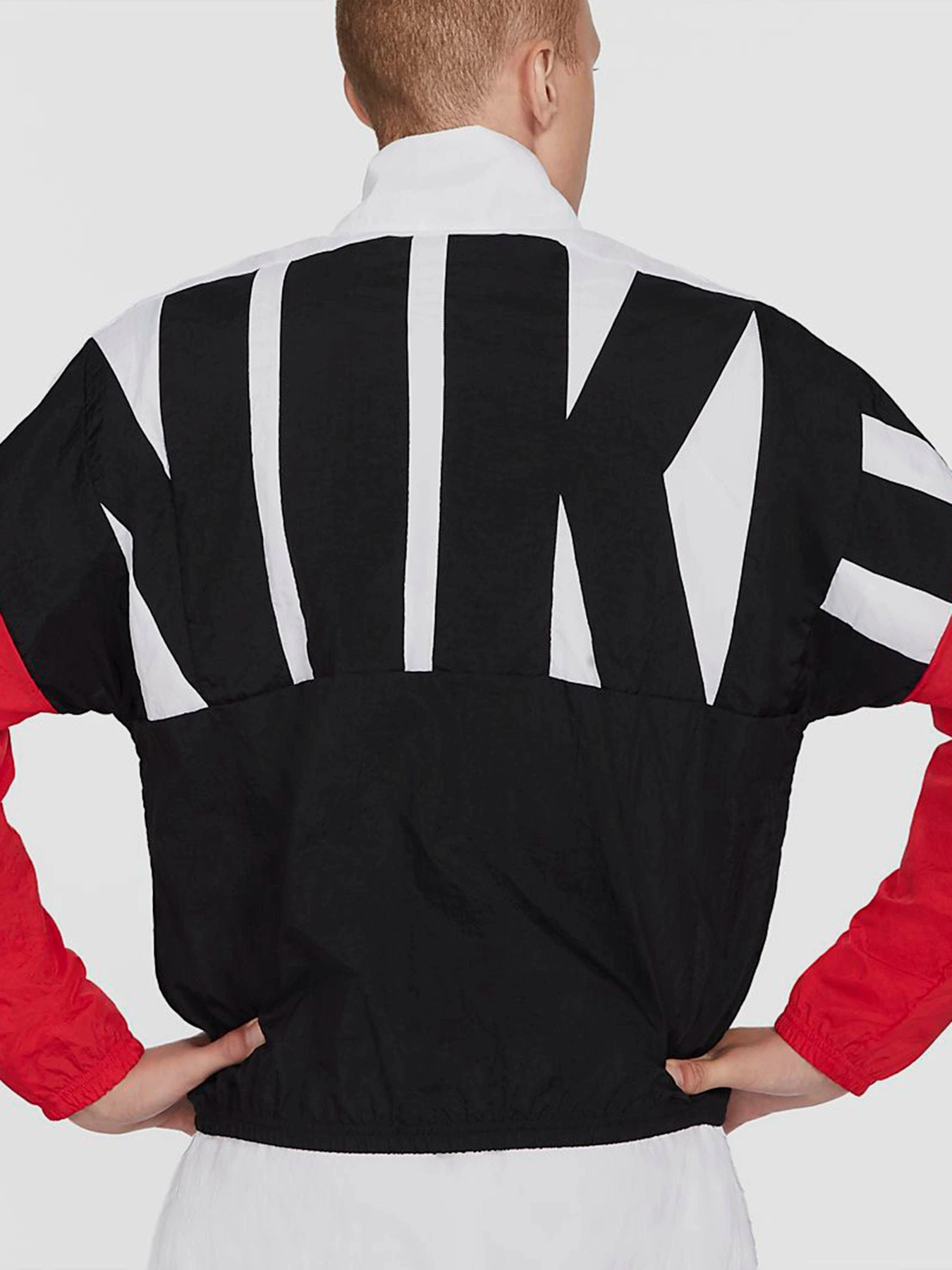 Куртки и дубленки NIKE Basketball модель CW7348-101 Куртки и дубленки NIKE Basketball модель CW7348-101 Фото