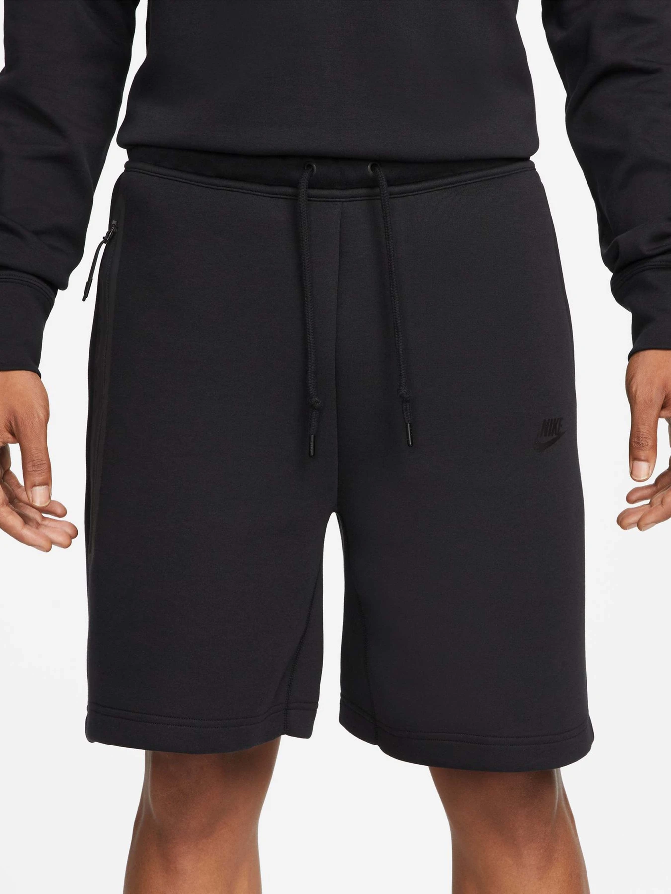 Шорты NIKE TECH FLEECE модель FB8171-010 Шорты NIKE TECH FLEECE модель FB8171-010 Фото