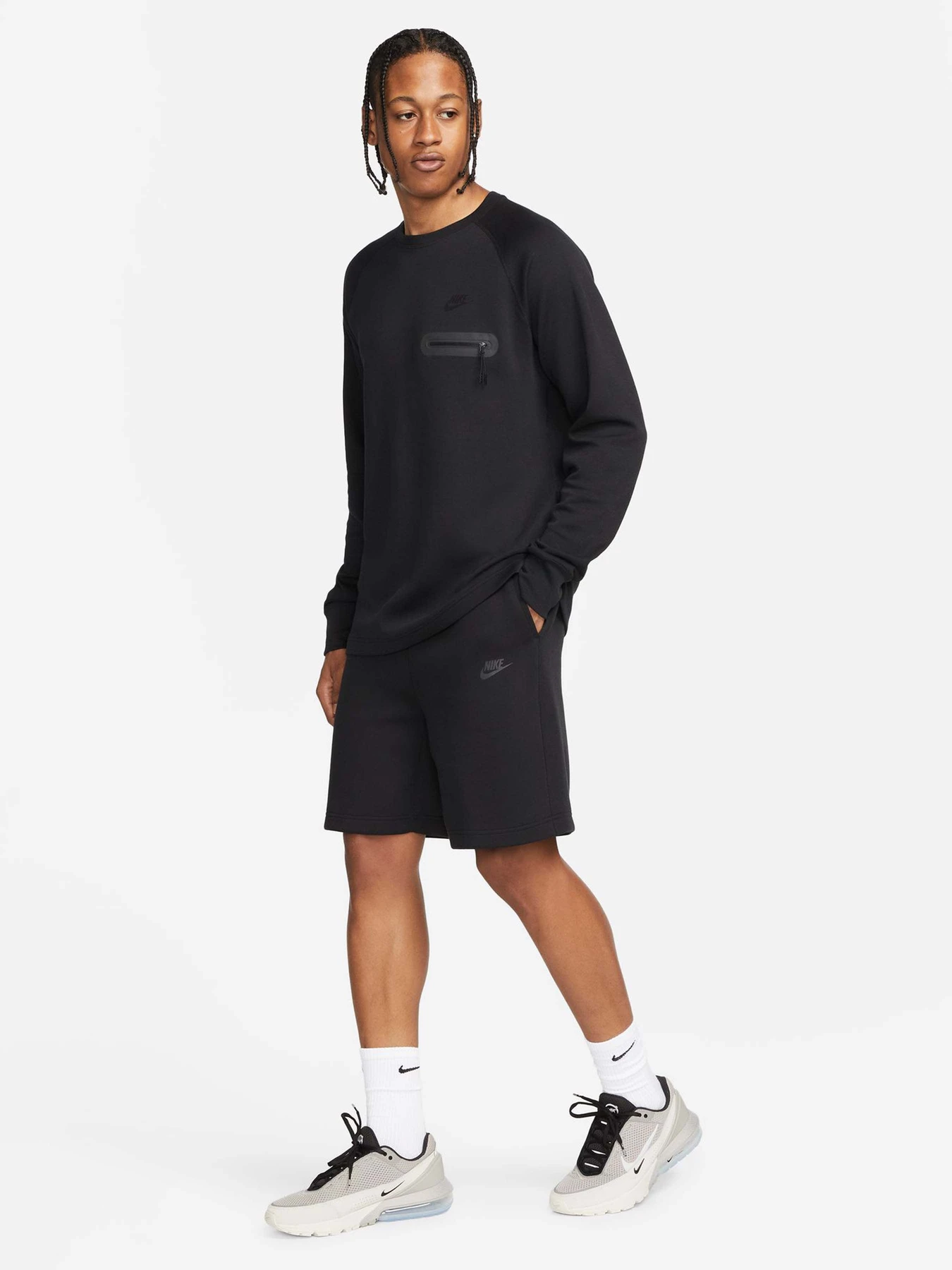 Шорты NIKE TECH FLEECE модель FB8171-010 Шорты NIKE TECH FLEECE модель FB8171-010 Фото