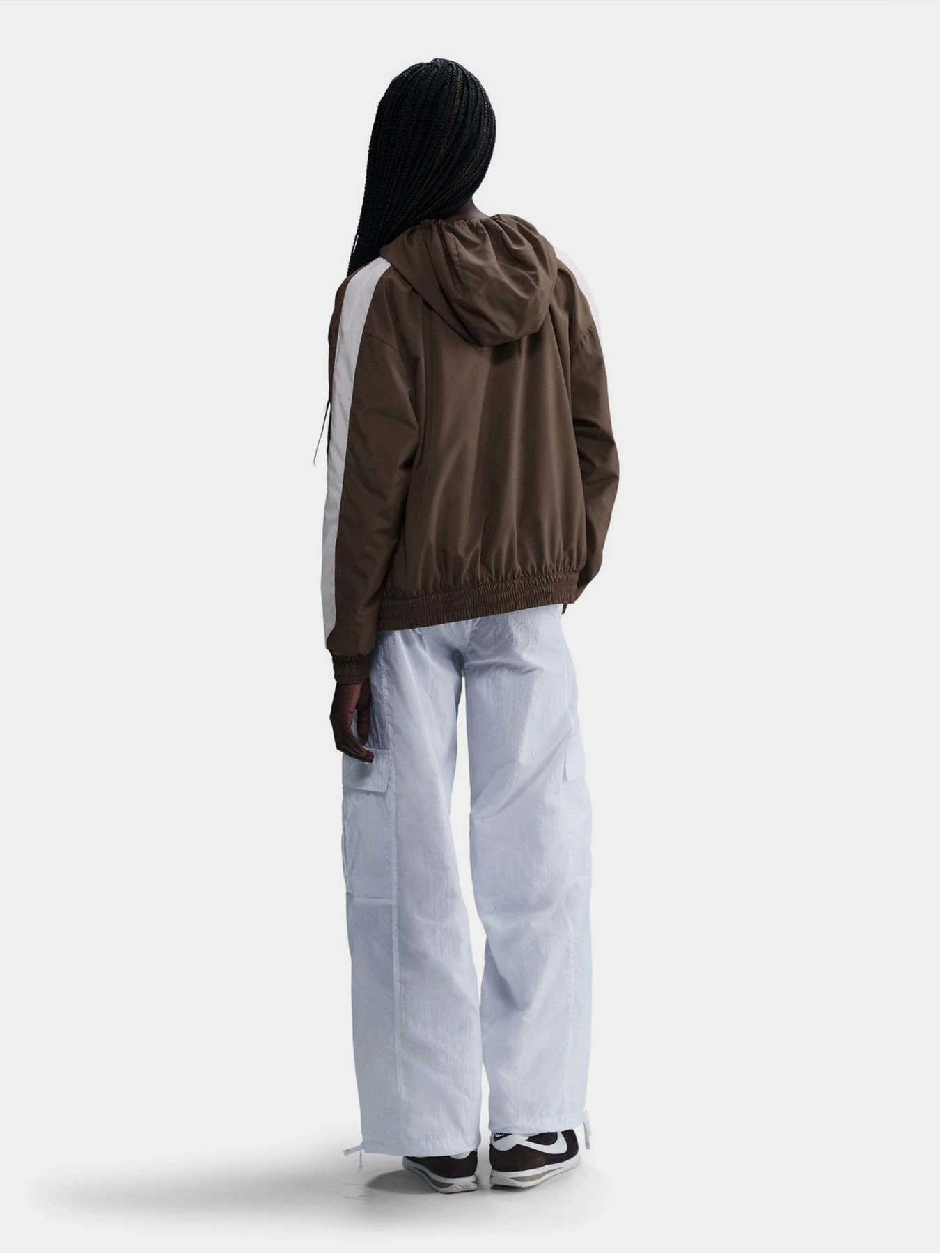 Куртки и дубленки NIKE LOOSE UV HOODED модель FV6298-004 Куртки и дубленки NIKE LOOSE UV HOODED модель FV6298-004 Фото