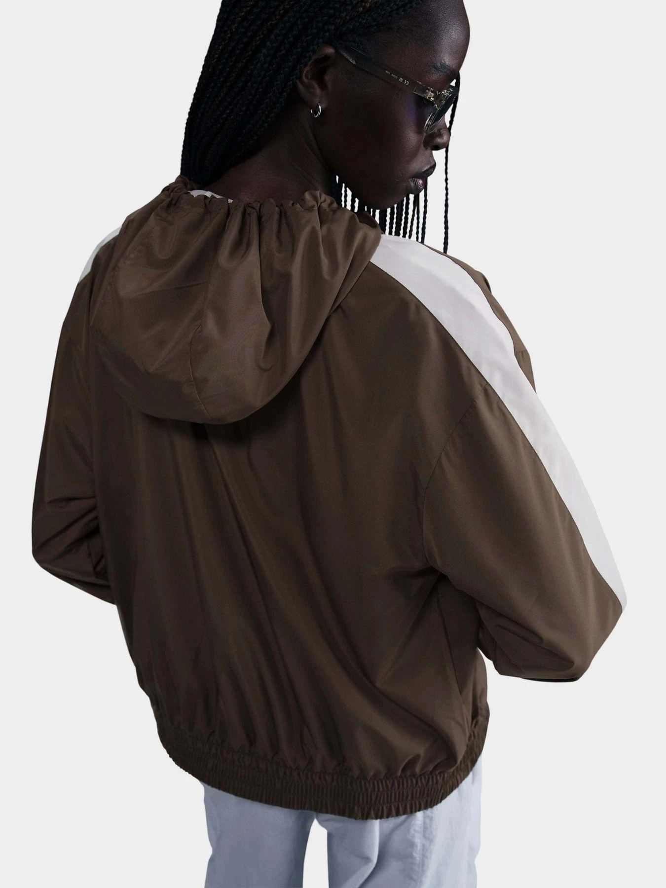 Куртки и дубленки NIKE LOOSE UV HOODED модель FV6298-004 Куртки и дубленки NIKE LOOSE UV HOODED модель FV6298-004 Фото