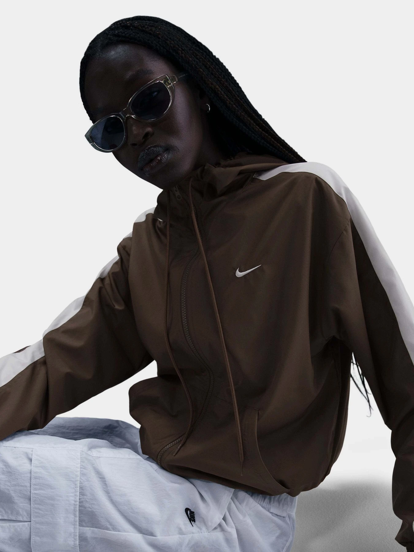 Куртки и дубленки NIKE LOOSE UV HOODED модель FV6298-004 Куртки и дубленки NIKE LOOSE UV HOODED модель FV6298-004 Фото