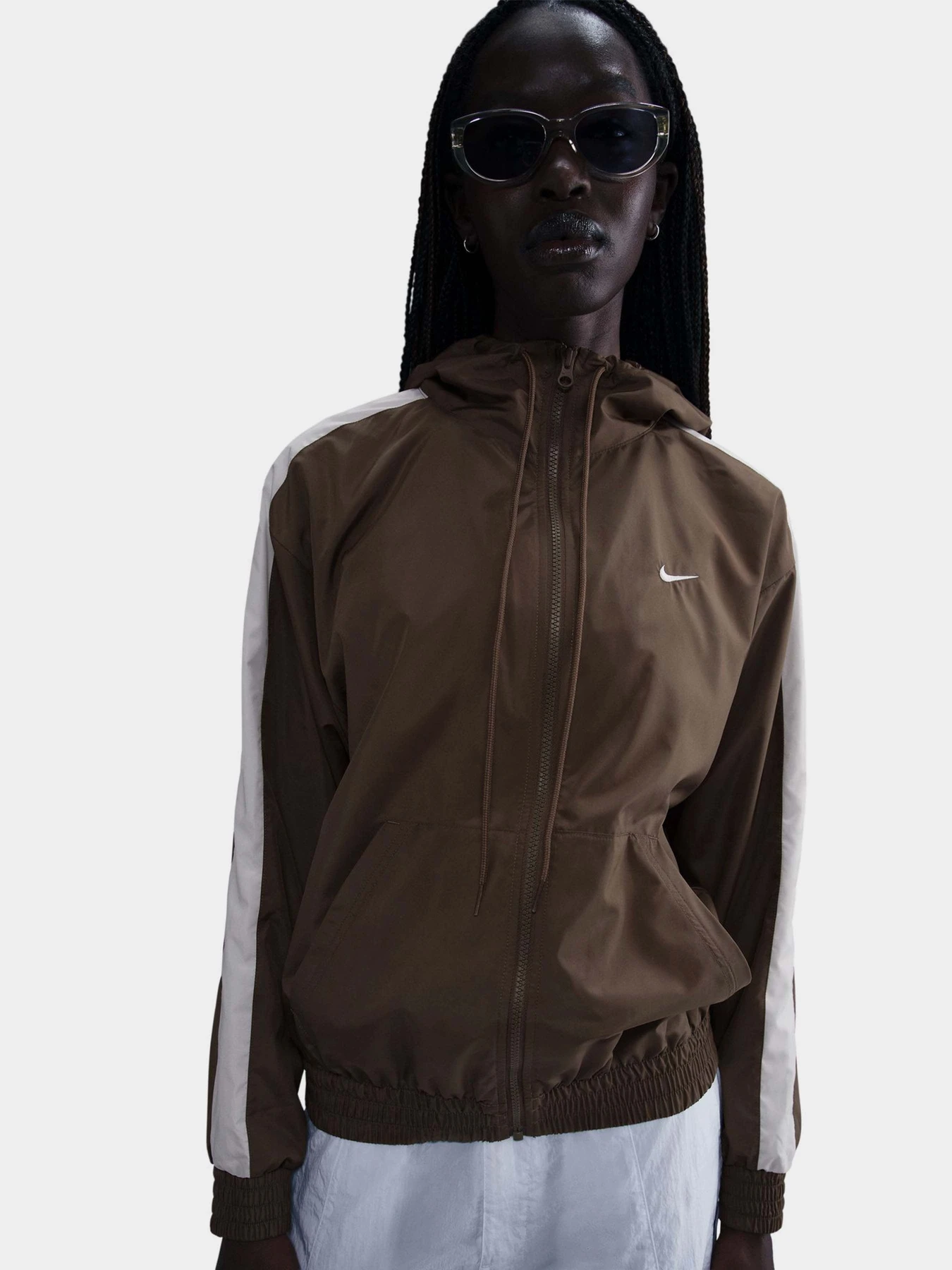 Куртки и дубленки NIKE LOOSE UV HOODED модель FV6298-004 Куртки и дубленки NIKE LOOSE UV HOODED модель FV6298-004 Фото