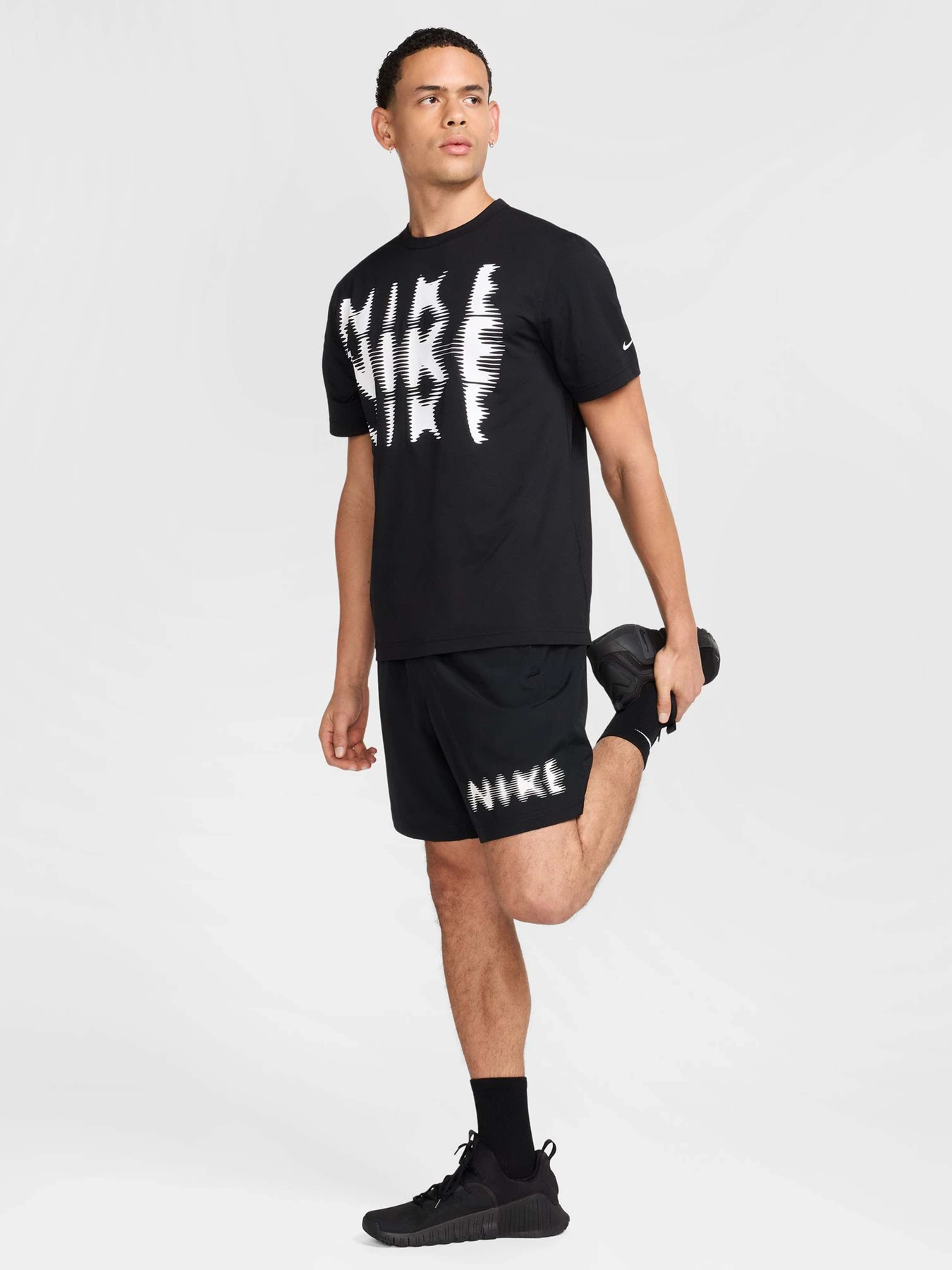 Шорты NIKE DRI-FIT FORM 7" UNLINED SWOOSH модель HJ3105-010 Шорты NIKE DRI-FIT FORM 7" UNLINED SWOOSH модель HJ3105-010 Фото