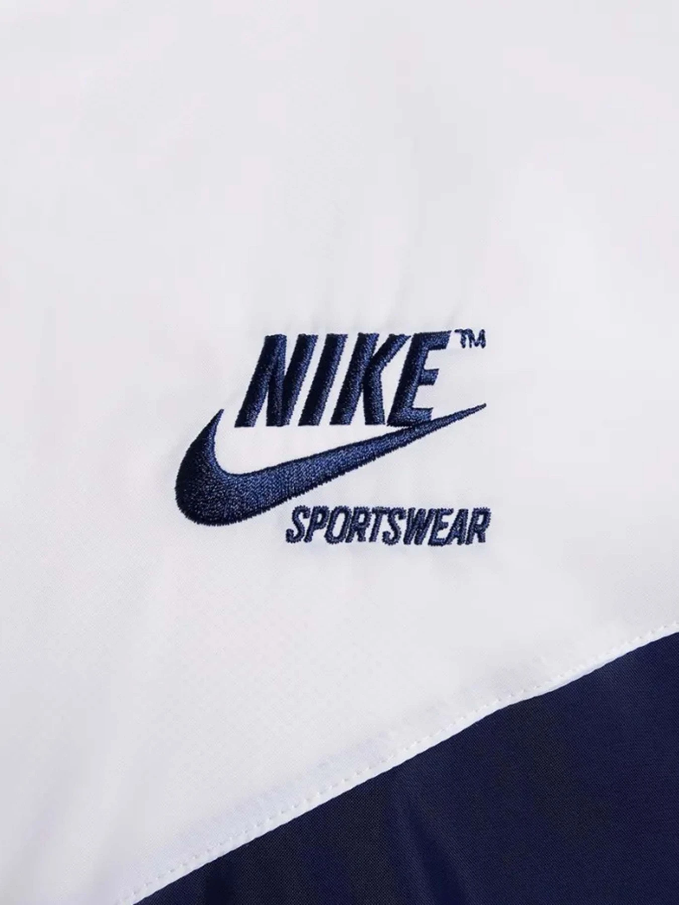 Куртки и дубленки NIKE SPORTSWEAR WINDRUNNER модель HJ2040-100 Куртки и дубленки NIKE SPORTSWEAR WINDRUNNER модель HJ2040-100 Фото