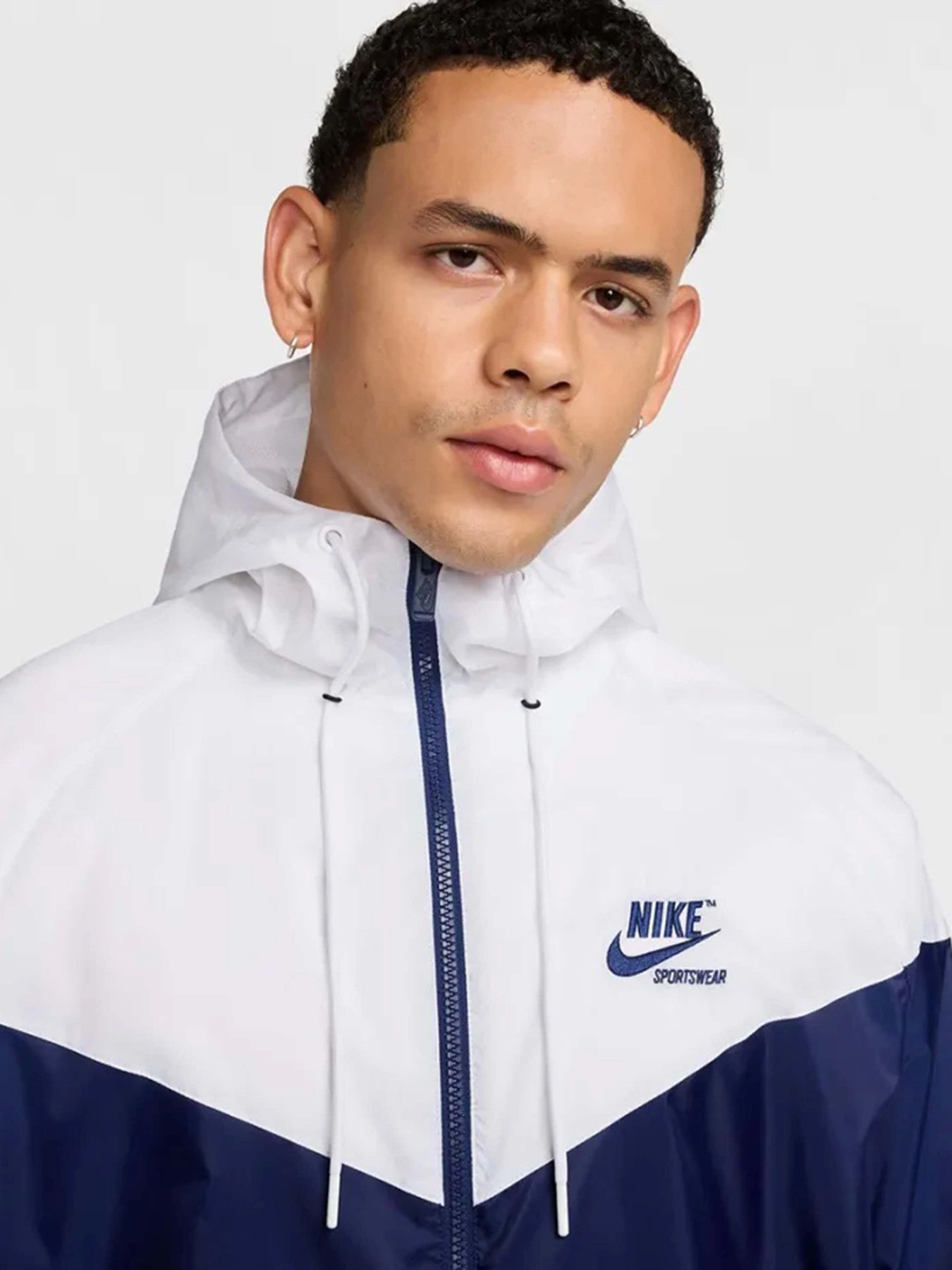 Куртки и дубленки NIKE SPORTSWEAR WINDRUNNER модель HJ2040-100 Куртки и дубленки NIKE SPORTSWEAR WINDRUNNER модель HJ2040-100 Фото