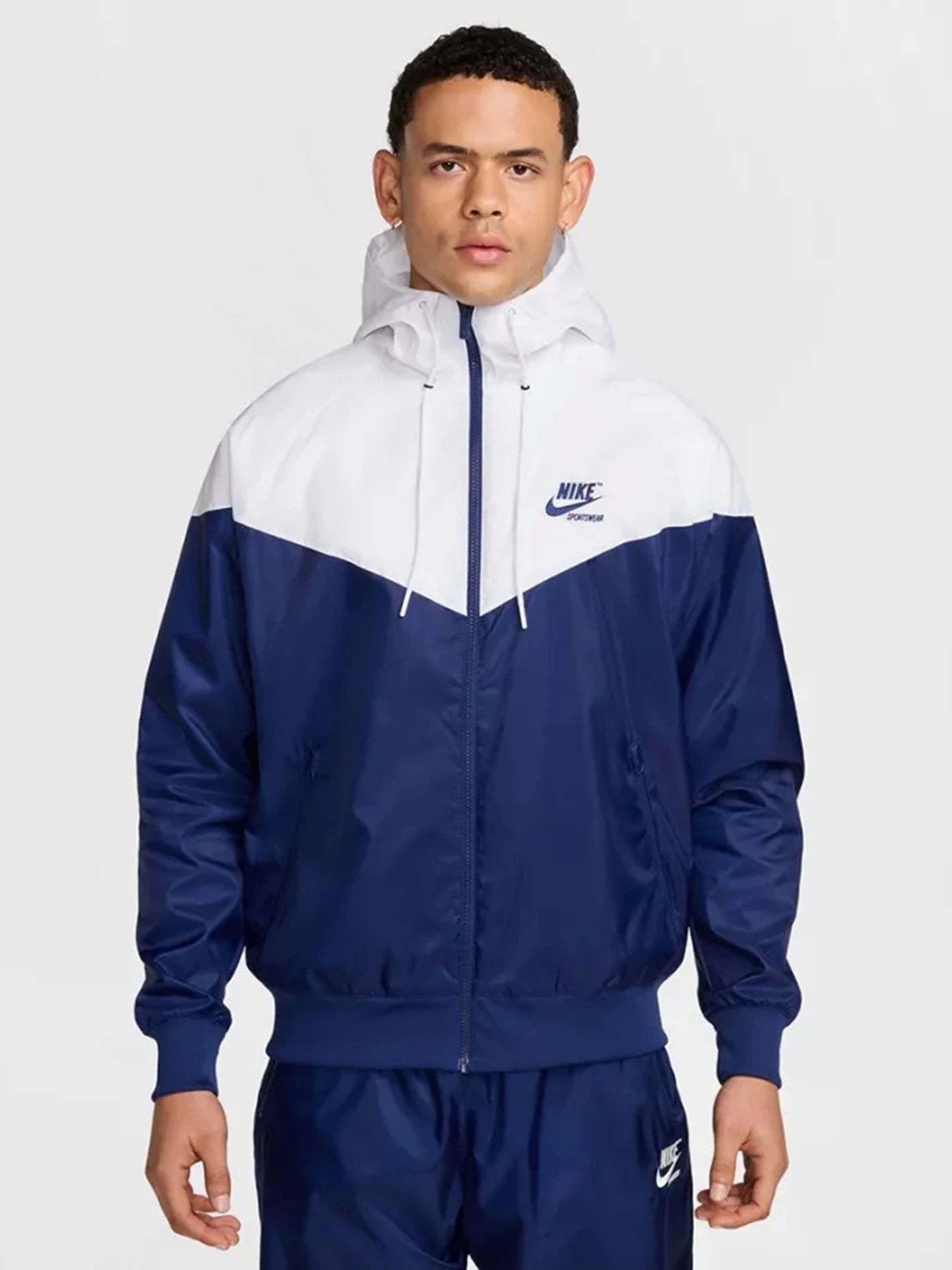 Куртки и дубленки NIKE SPORTSWEAR WINDRUNNER модель HJ2040-100 Куртки и дубленки NIKE SPORTSWEAR WINDRUNNER модель HJ2040-100 Фото