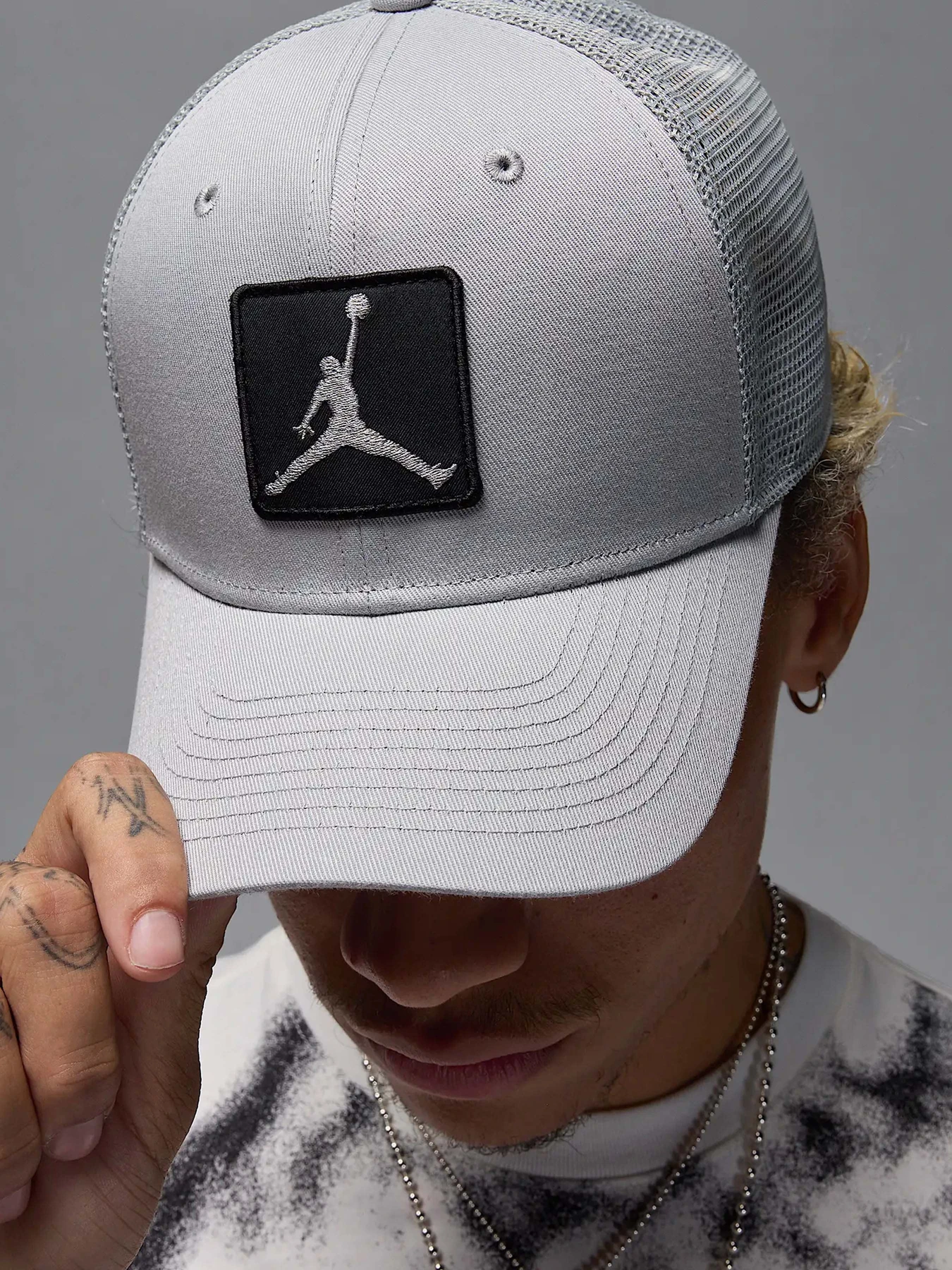 Шапки та кепки NIKE JORDAN RISE TRUCKER JUMPMAN модель FZ0774-077 Шапки та кепки NIKE JORDAN RISE TRUCKER JUMPMAN модель FZ0774-077 Фото