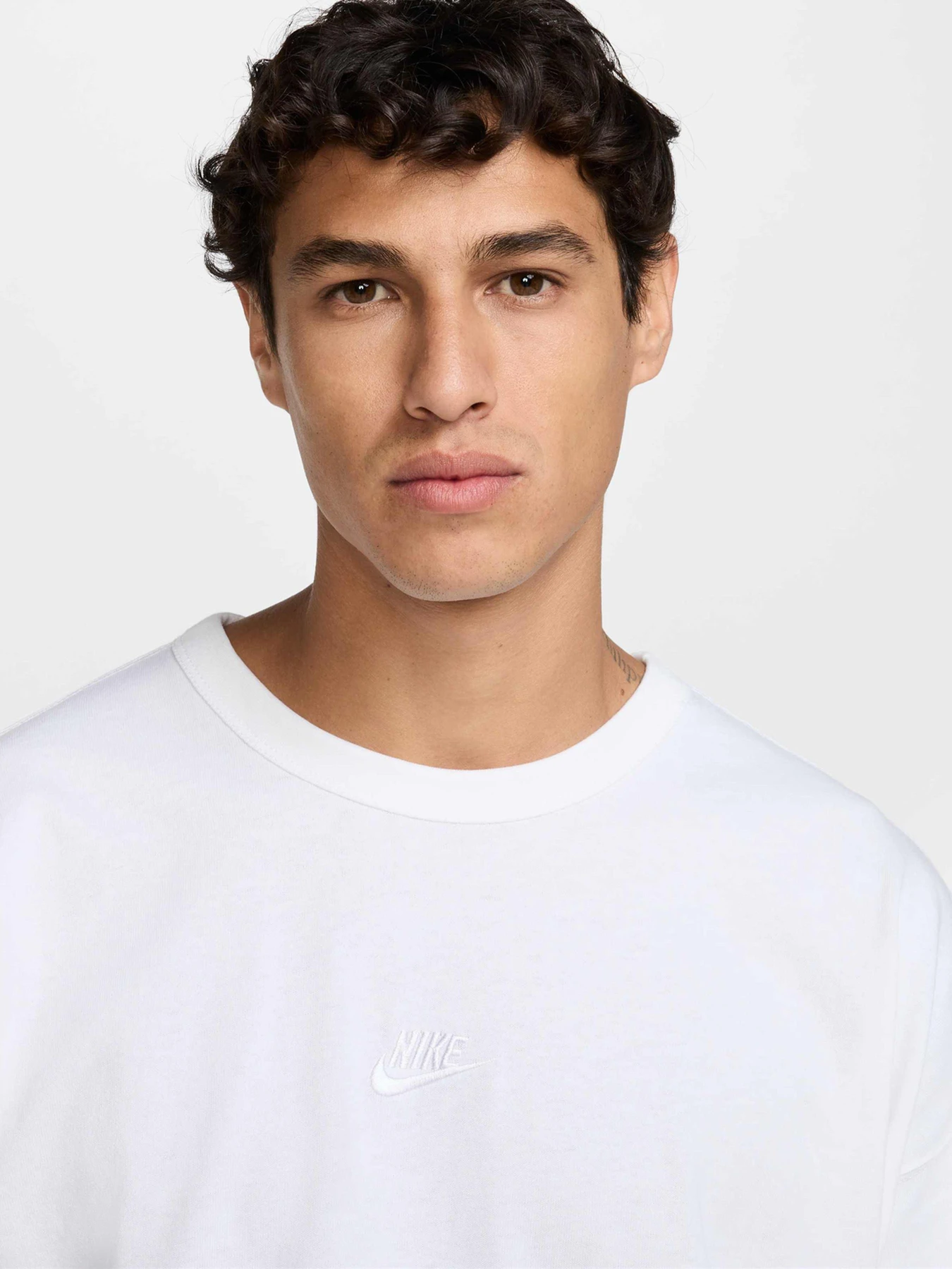 Футболки і поло NIKE SPORTSWEAR PREMIUM ESSENTIALS модель HF9606-100 Футболки і поло NIKE SPORTSWEAR PREMIUM ESSENTIALS модель HF9606-100 Фото