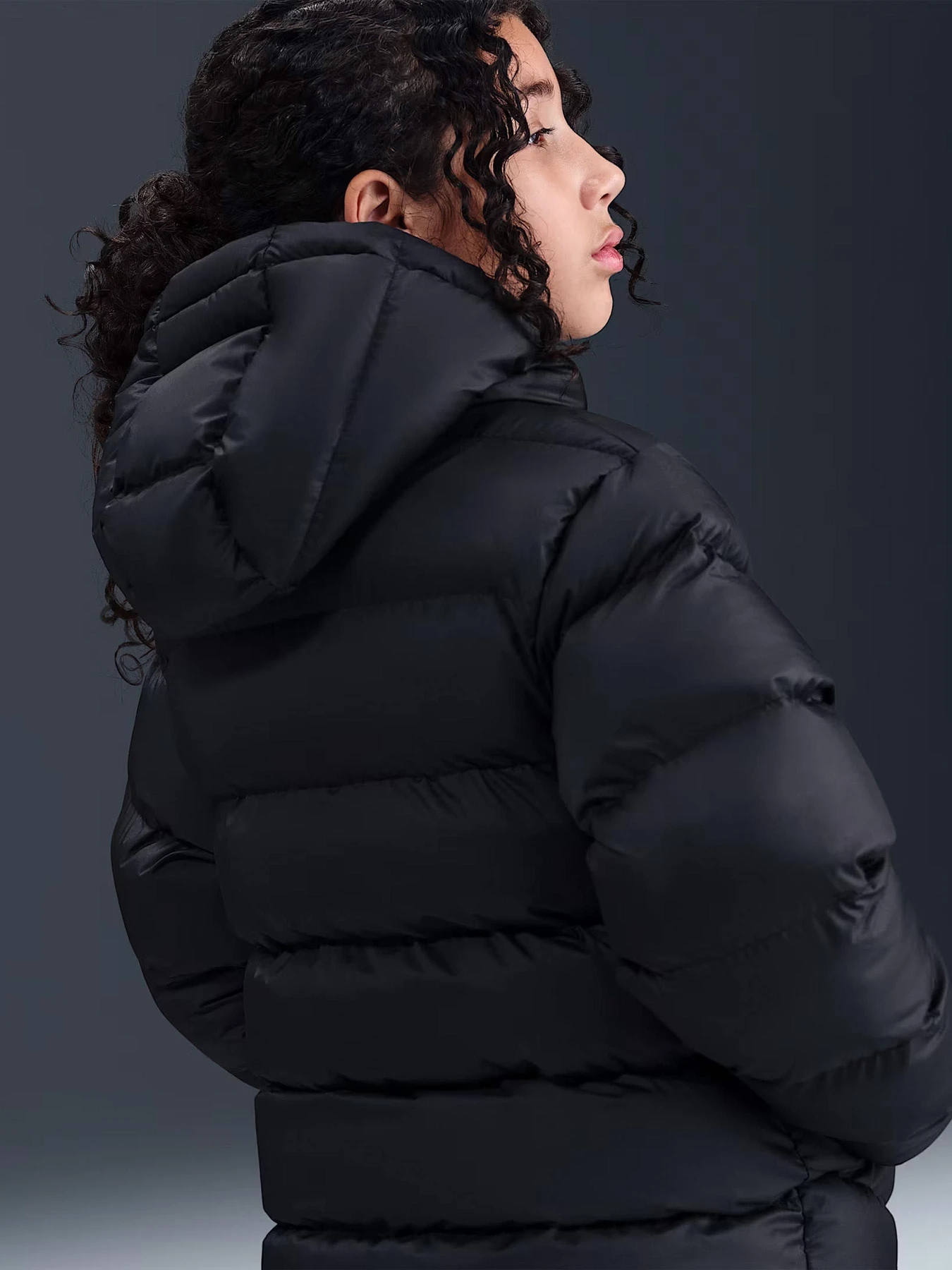Куртки и дубленки NIKE Sportswear All Day Play
Older Kids' Therma-FIT Loose-Fit Puffer Jacket модель HQ4976-010 Фото