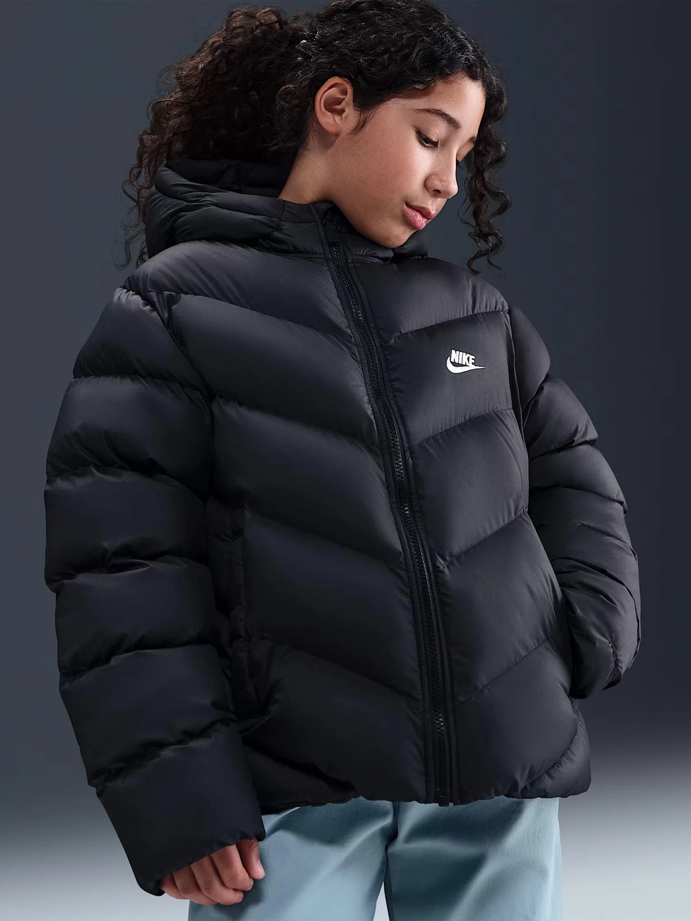 Куртки и дубленки NIKE Sportswear All Day Play
Older Kids' Therma-FIT Loose-Fit Puffer Jacket модель HQ4976-010 Фото