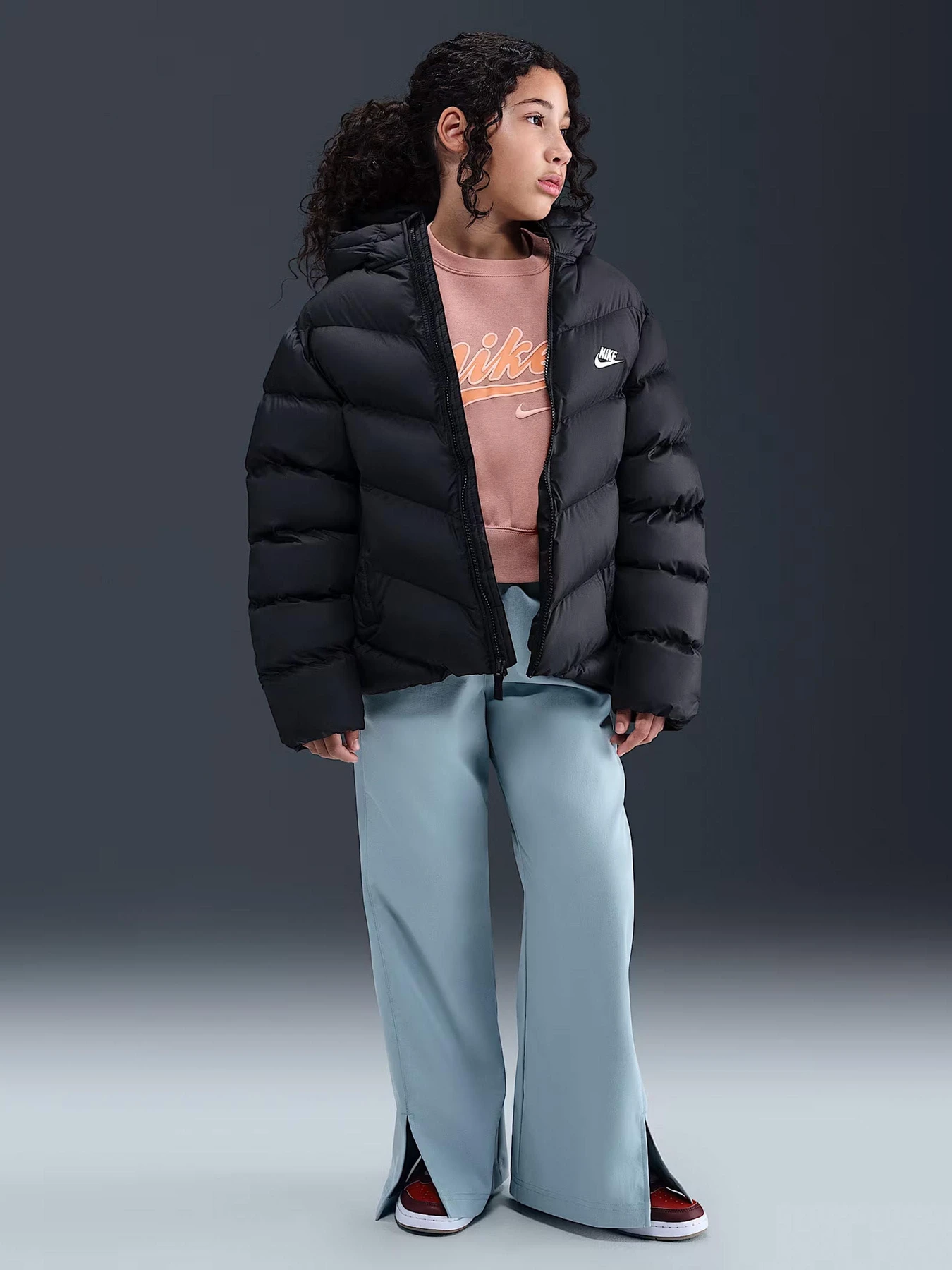 Куртки и дубленки NIKE Sportswear All Day Play
Older Kids' Therma-FIT Loose-Fit Puffer Jacket модель HQ4976-010 Фото