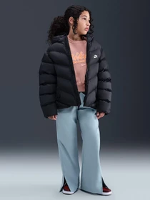 Куртки и дубленки NIKE Sportswear All Day Play
Older Kids' Therma-FIT Loose-Fit Puffer Jacket модель HQ4976-010 Фото