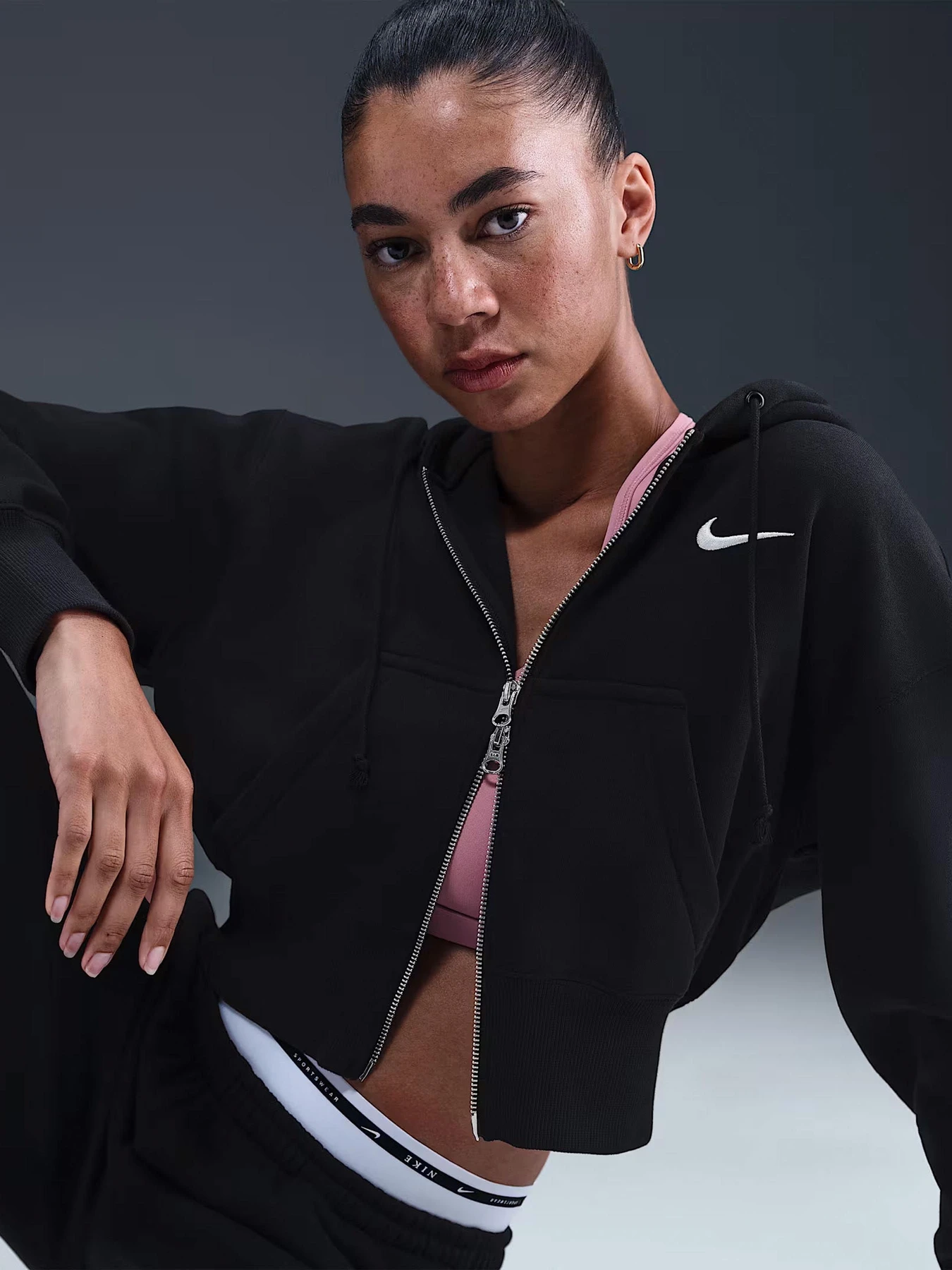 Худі та світшоти NIKE SPORTSWEAR PHOENIX FLEECE модель HV2426-010 Худі та світшоти NIKE SPORTSWEAR PHOENIX FLEECE модель HV2426-010 Фото