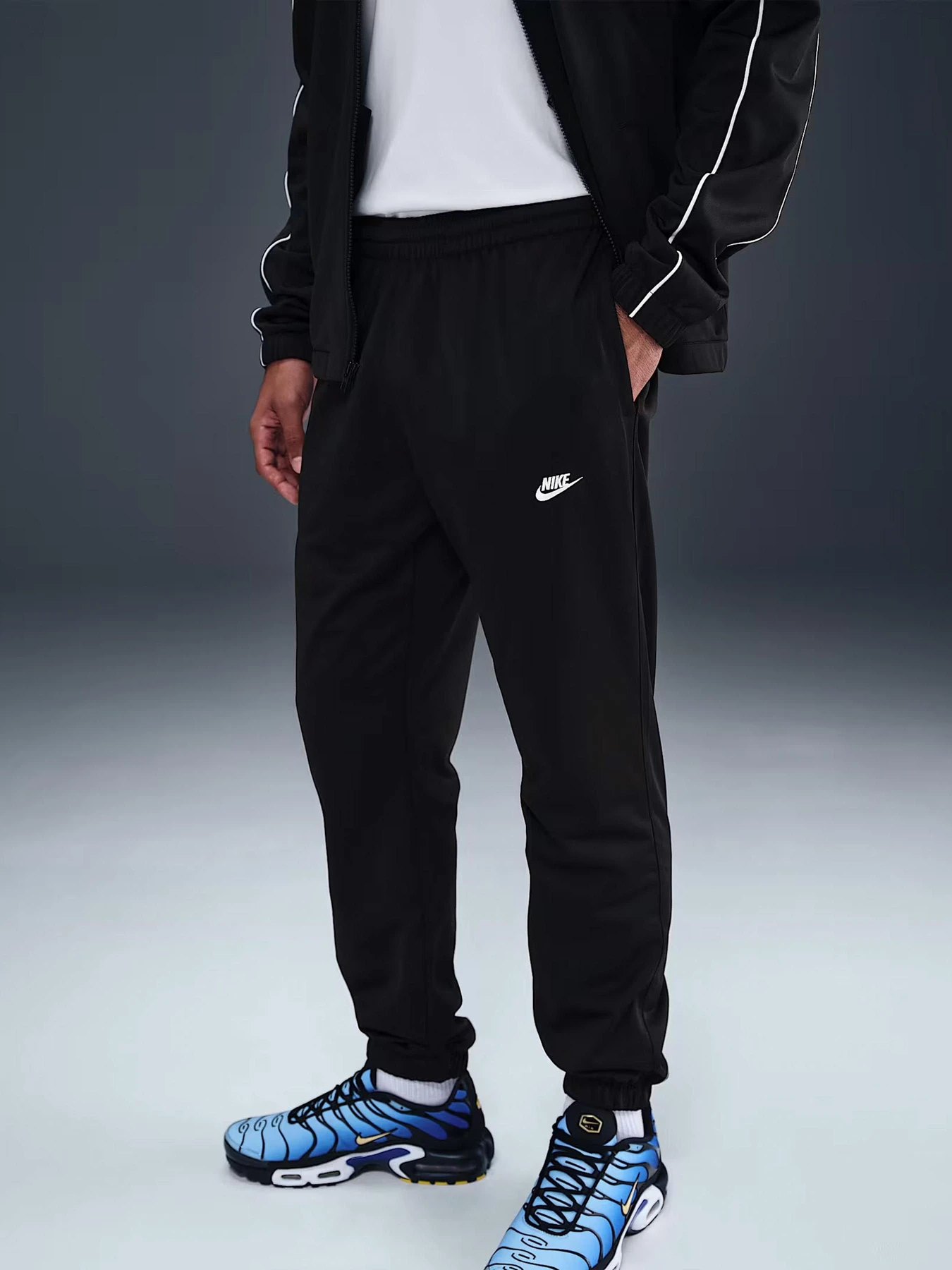 Костюмы NIKE M NK CLUB PK TRK SUIT модель HV1444-010 Костюмы NIKE M NK CLUB PK TRK SUIT модель HV1444-010 Фото