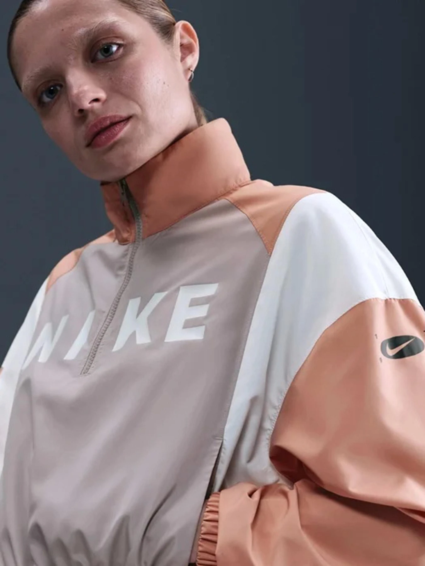 Худи и свитшоты NIKE W NSW CLSSC WVN REMIX LTWT PO модель IH8478-009 Худи и свитшоты NIKE W NSW CLSSC WVN REMIX LTWT PO модель IH8478-009 Фото
