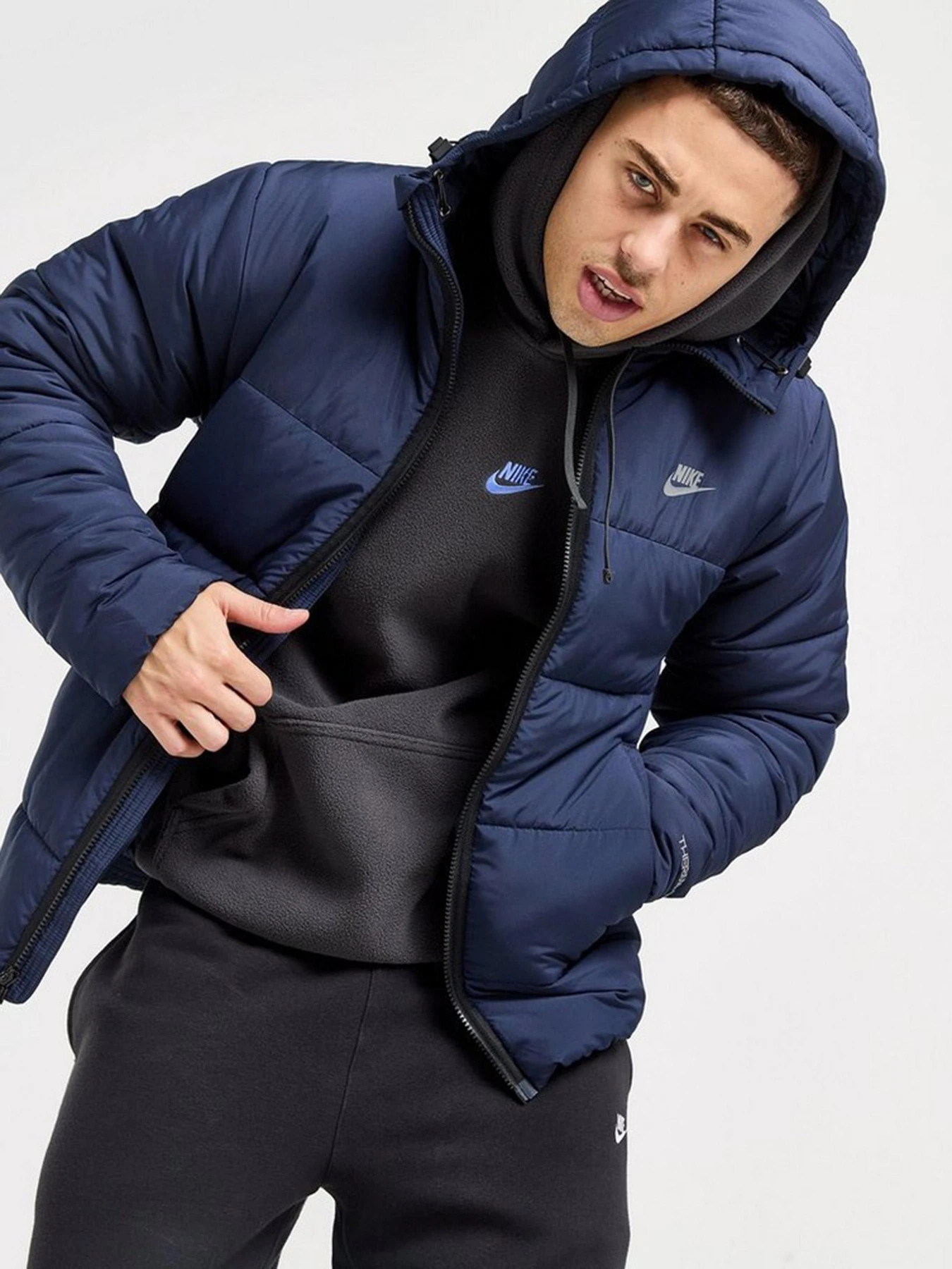Куртки та дублянки NIKE NSW OW SYN FILL модель HF6825-451 Куртки та дублянки NIKE NSW OW SYN FILL модель HF6825-451 Фото