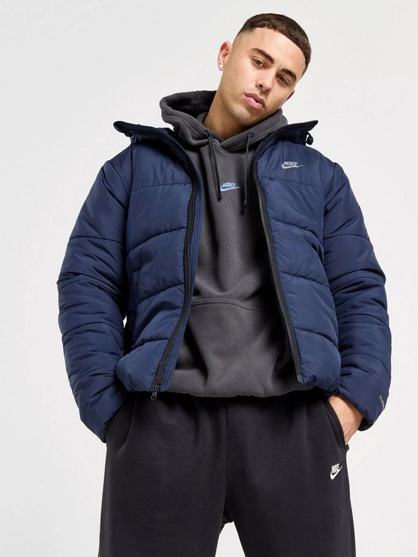 Куртки та дублянки NIKE NSW OW SYN FILL модель HF6825-451 Куртки та дублянки NIKE NSW OW SYN FILL модель HF6825-451 Фото