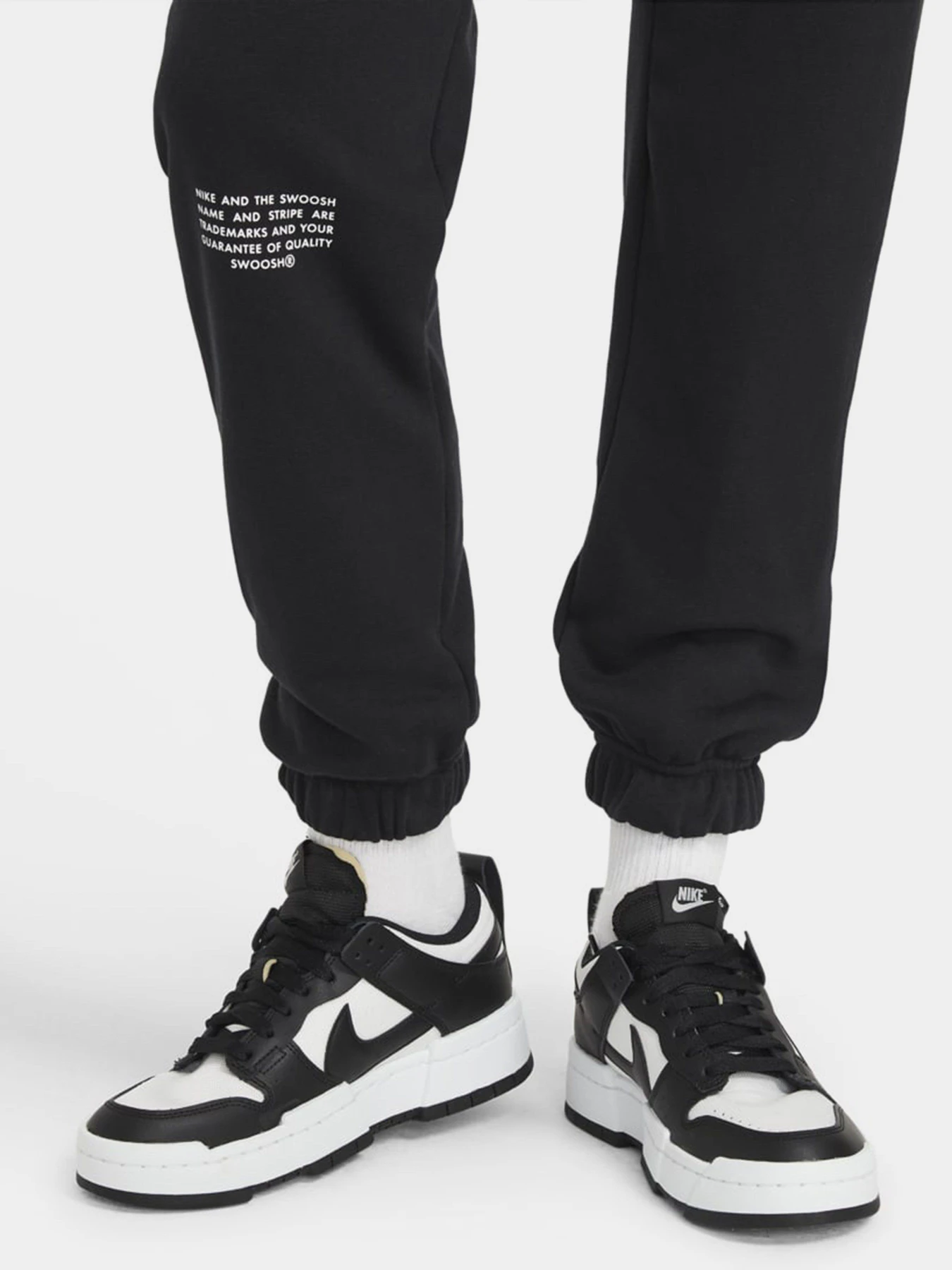 Брюки NIKE  Sportswear Swoosh модель CZ8905-010 Фото
