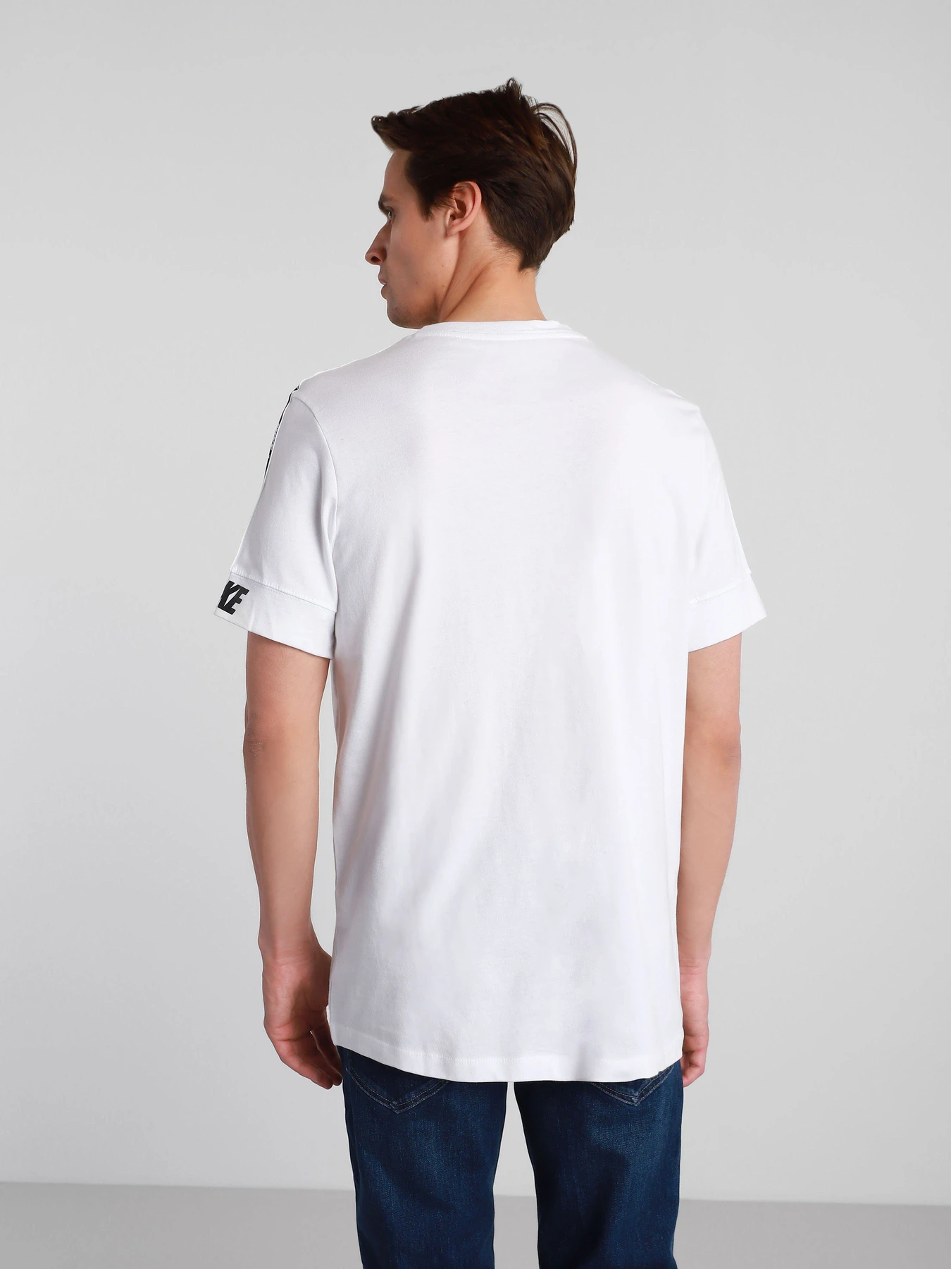 Футболки и поло NIKE Sportswear Repeat модель CZ7829-101 Футболки и поло NIKE Sportswear Repeat модель CZ7829-101 Фото