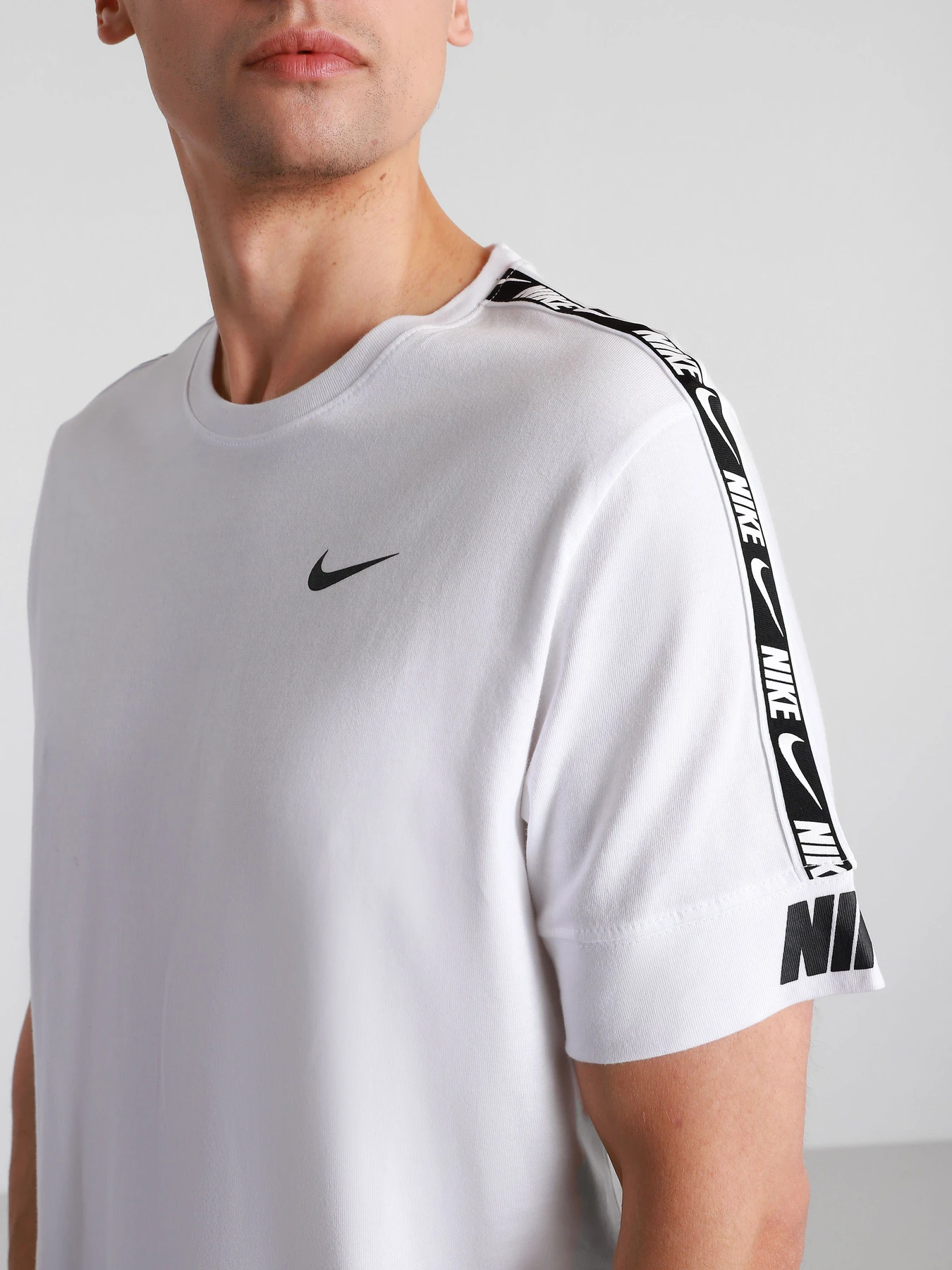 Футболки и поло NIKE Sportswear Repeat модель CZ7829-101 Футболки и поло NIKE Sportswear Repeat модель CZ7829-101 Фото