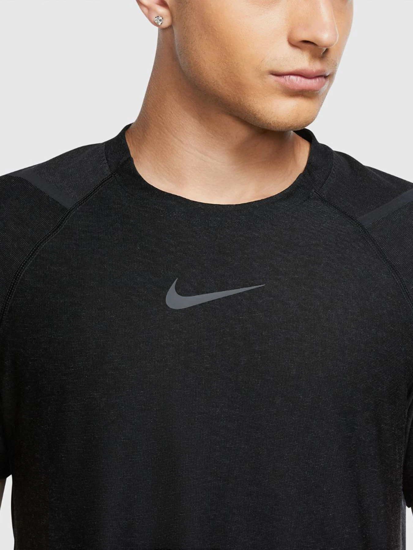 Футболки и поло NIKE Pro Top модель CU4989-010 Футболки и поло NIKE Pro Top модель CU4989-010 Фото
