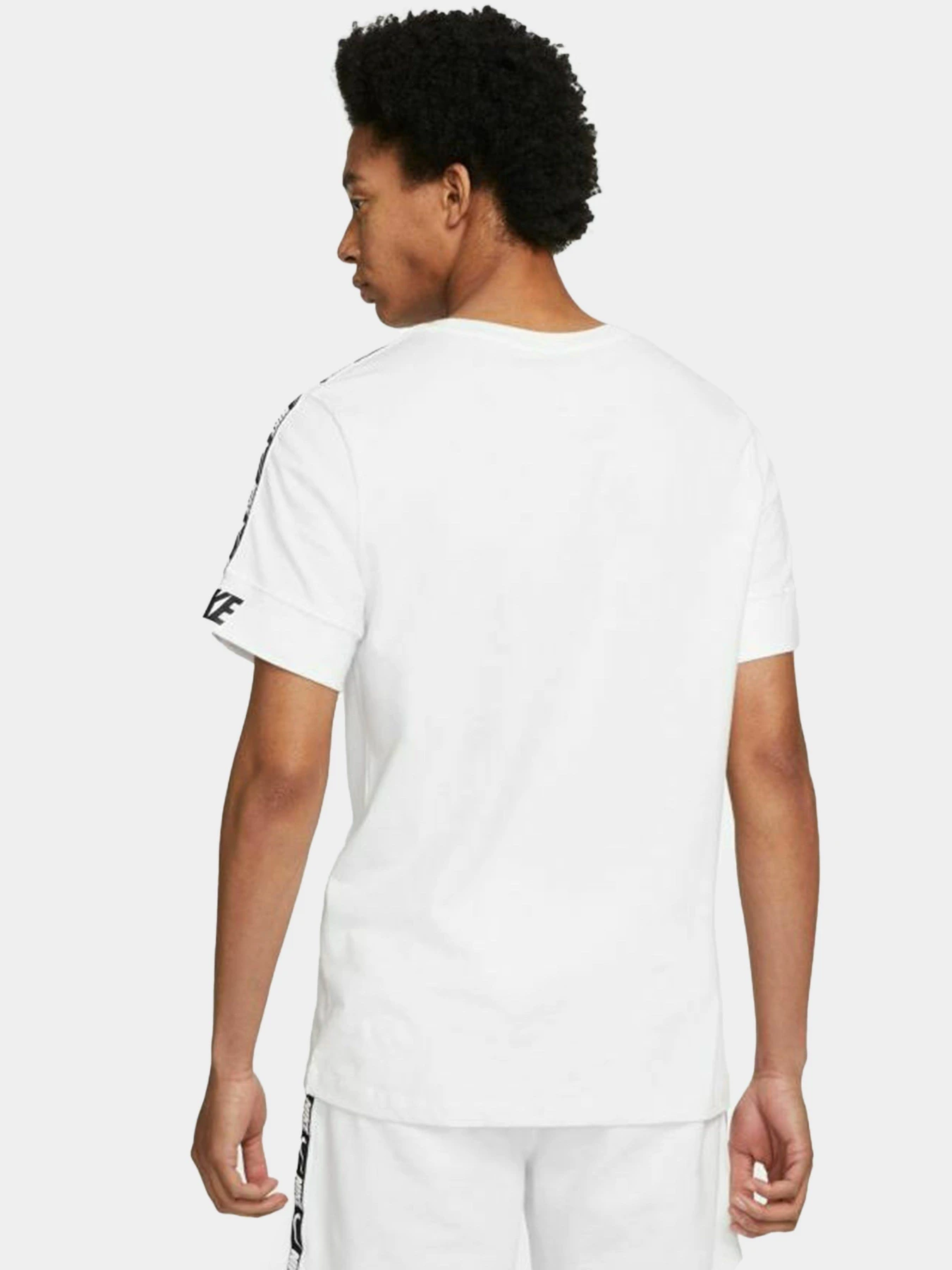 Футболки и поло NIKE M NSW REPEAT SS модель DD4497-100 Футболки и поло NIKE M NSW REPEAT SS модель DD4497-100 Фото