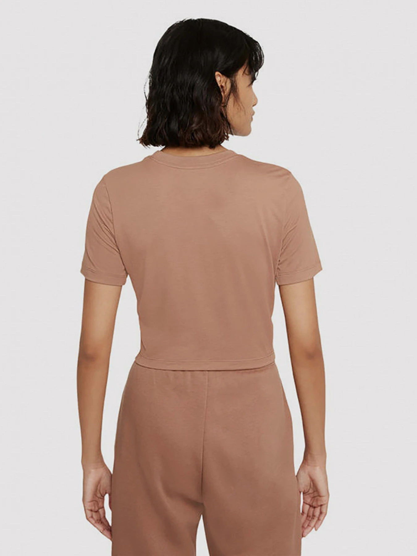 Футболки і поло NIKE Nsw Essntl Tee Slim Crp Lbr модель DD1328-256 Футболки і поло NIKE Nsw Essntl Tee Slim Crp Lbr модель DD1328-256 Фото