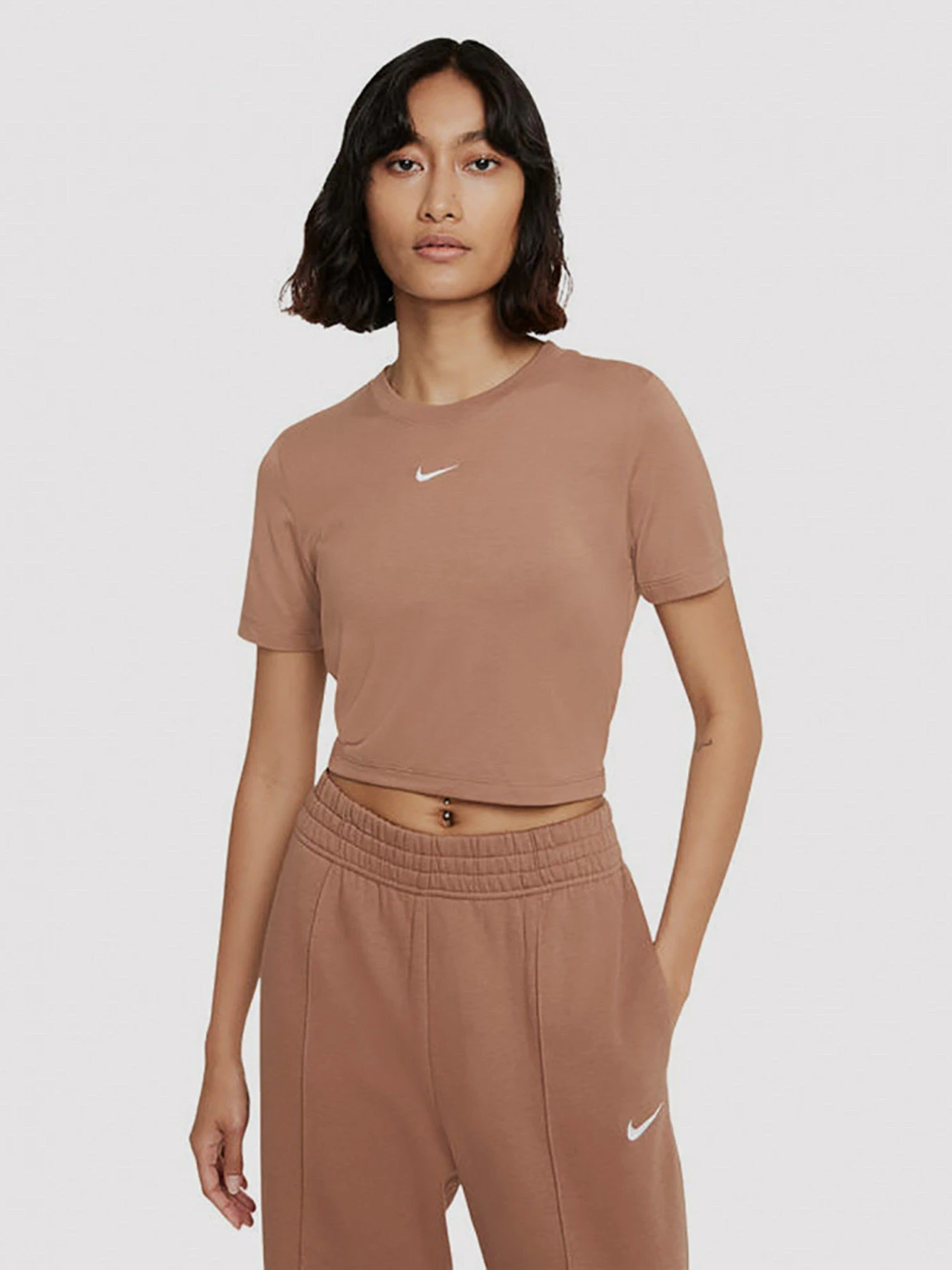 Футболки і поло NIKE Nsw Essntl Tee Slim Crp Lbr модель DD1328-256 Футболки і поло NIKE Nsw Essntl Tee Slim Crp Lbr модель DD1328-256 Фото